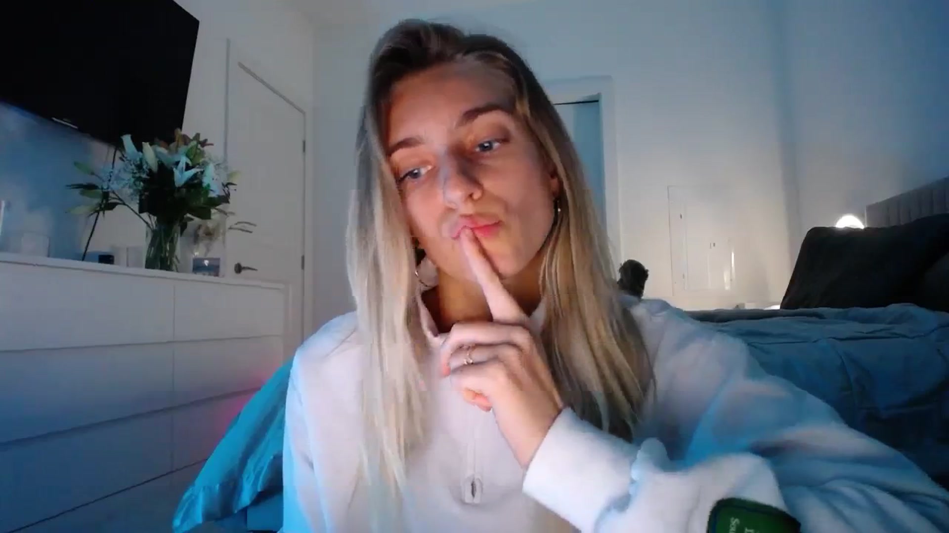 Gallery image thumbnail from Vodka_Queen's myfreecams stream on, 01/14/2024, 02:05 image 19 of 20
