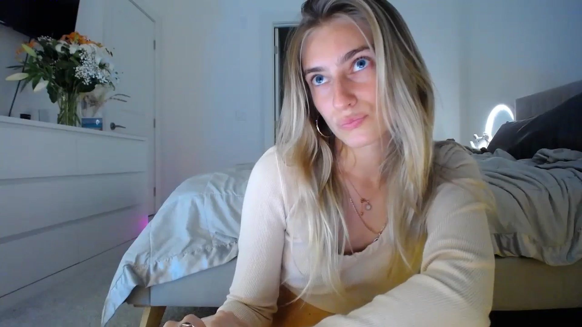 Gallery image thumbnail from Vodka_Queen's myfreecams stream on, 01/17/2024, 05:52 image 17 of 20