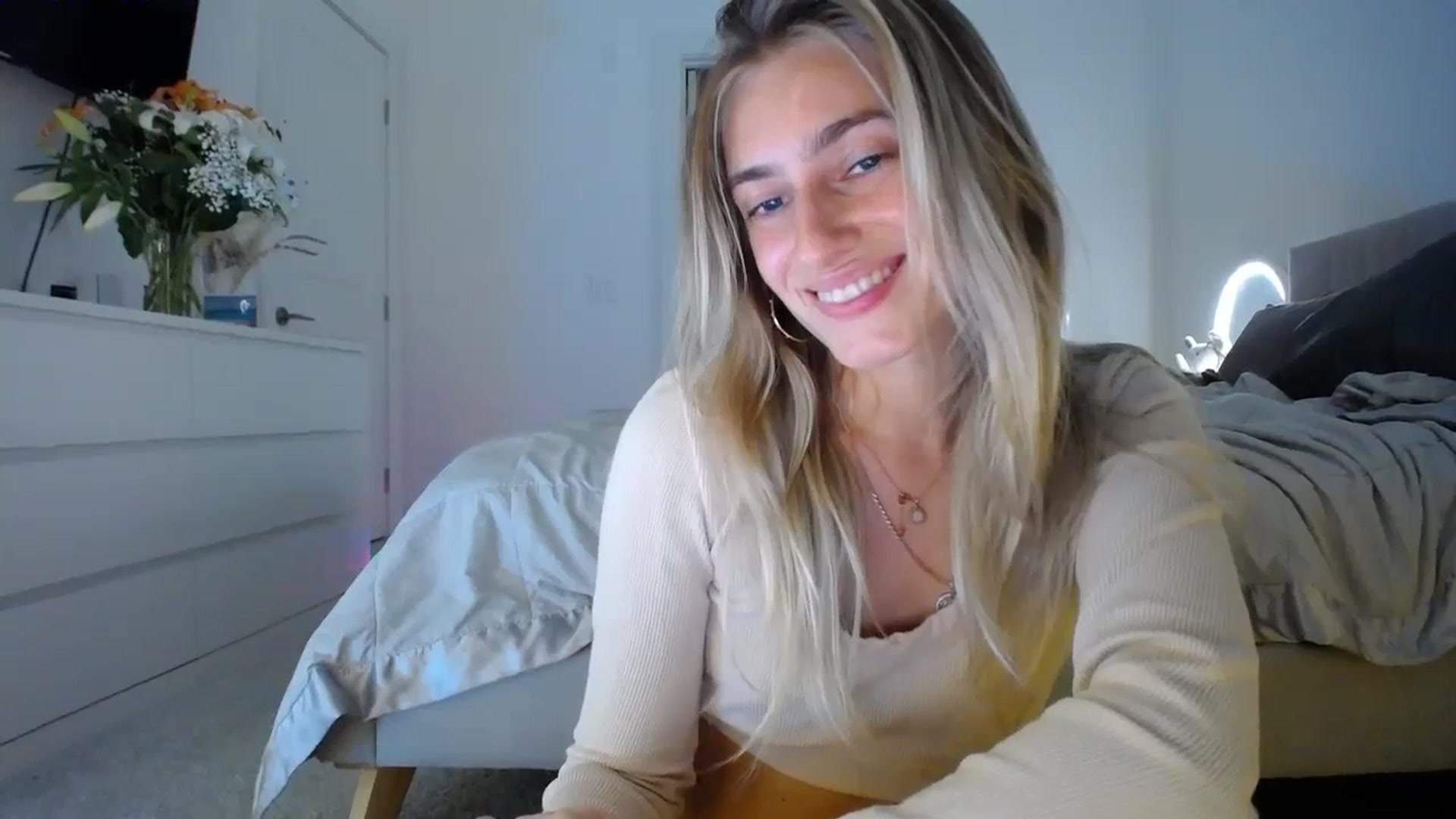 Gallery image thumbnail from Vodka_Queen's myfreecams stream on, 01/17/2024, 05:52 image 16 of 20