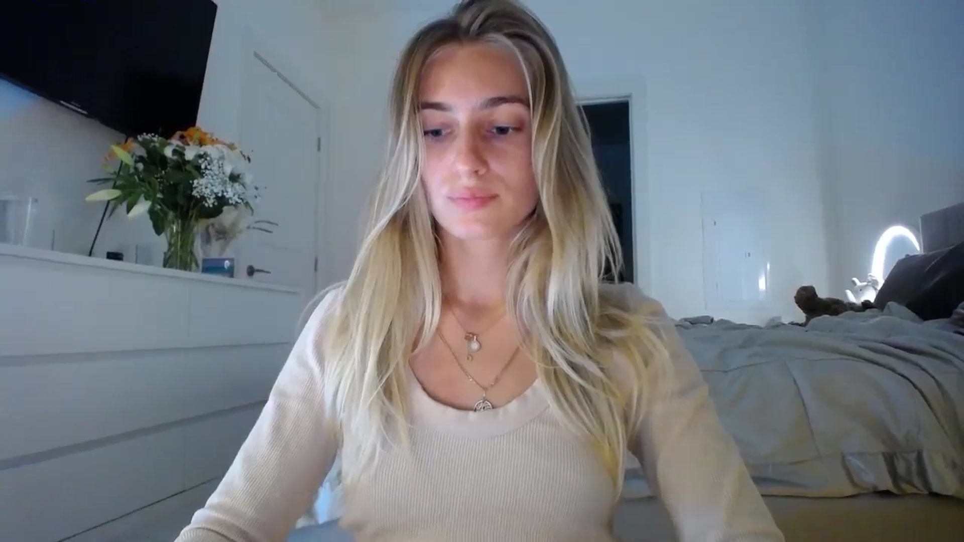 Gallery image thumbnail from Vodka_Queen's myfreecams stream on, 01/17/2024, 07:16 image 13 of 20