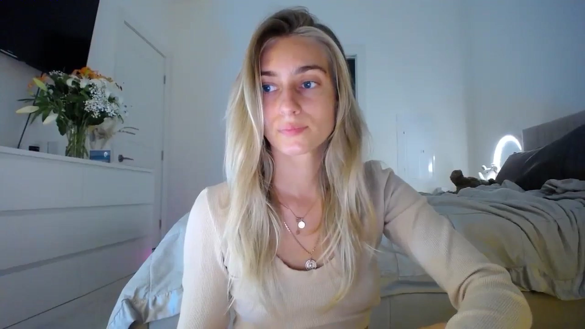 Gallery image thumbnail from Vodka_Queen's myfreecams stream on, 01/17/2024, 07:16 image 7 of 20