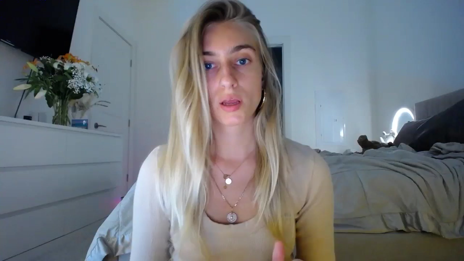 Gallery image thumbnail from Vodka_Queen's myfreecams stream on, 01/17/2024, 07:16 image 3 of 20