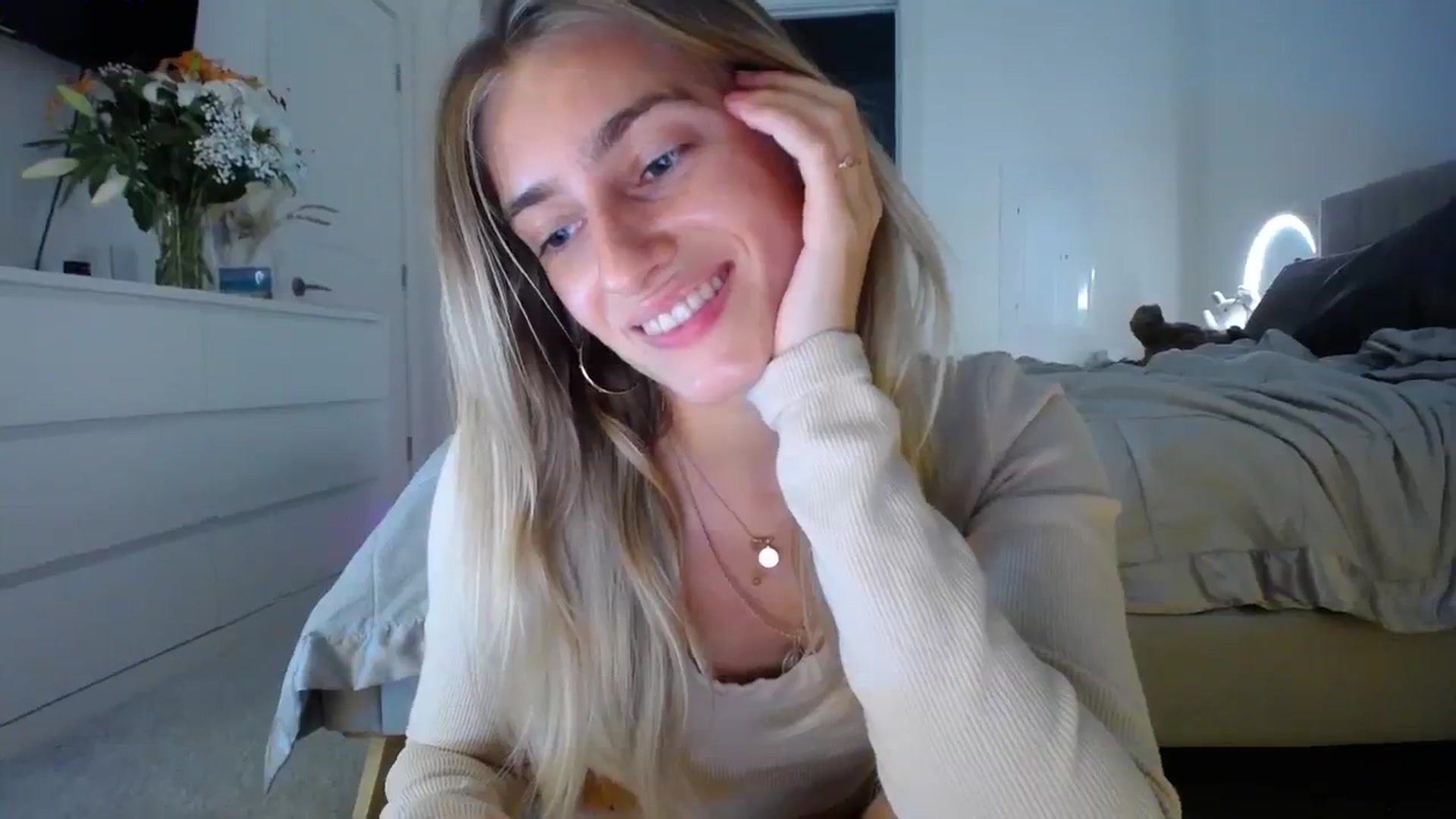 Gallery image thumbnail from Vodka_Queen's myfreecams stream on, 01/17/2024, 07:16 image 16 of 20
