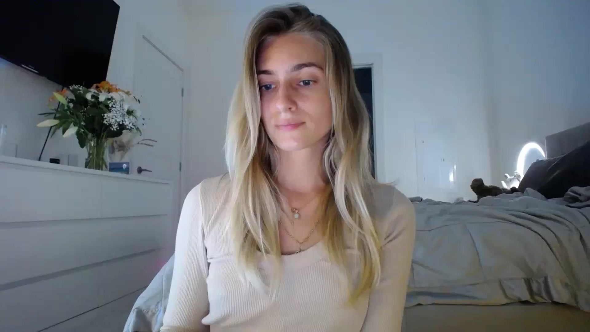 Gallery image thumbnail from Vodka_Queen's myfreecams stream on, 01/17/2024, 07:16 image 14 of 20