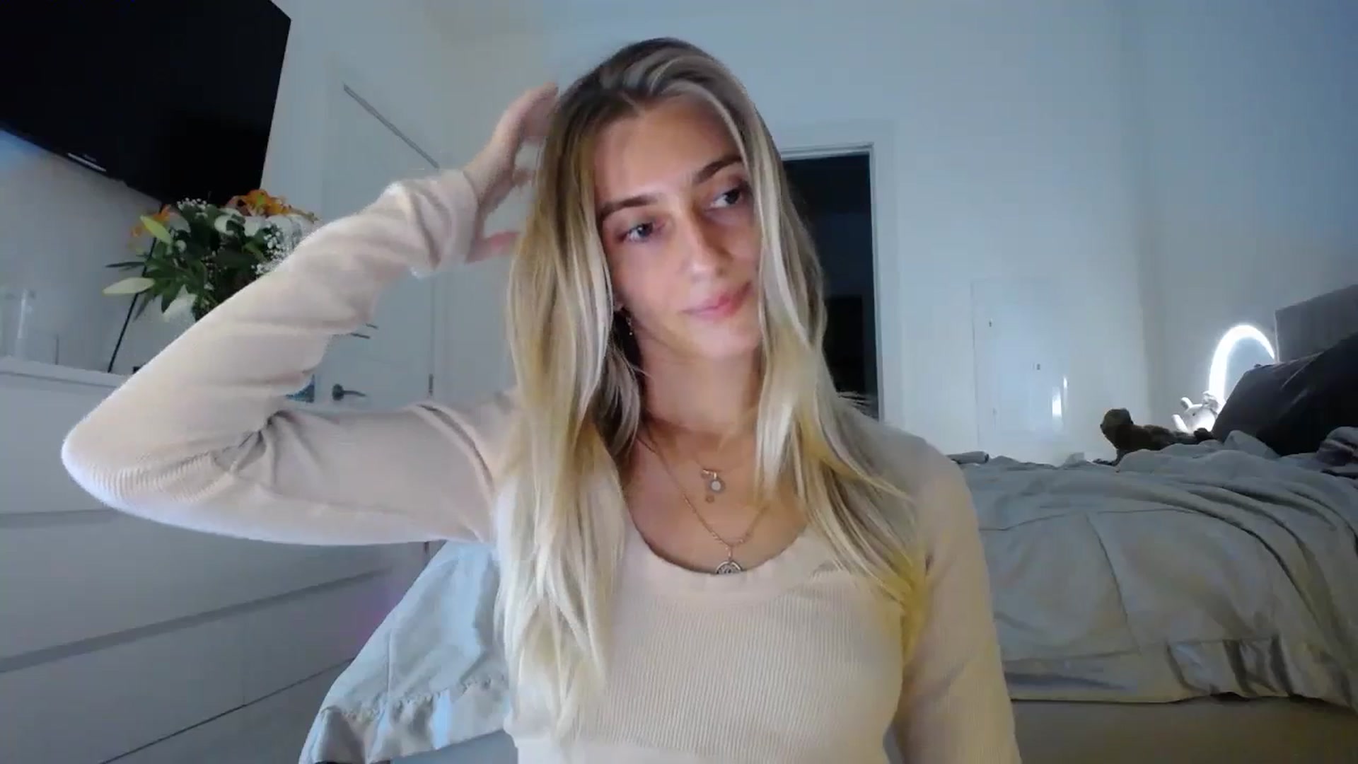 Gallery image thumbnail from Vodka_Queen's myfreecams stream on, 01/17/2024, 07:16 image 15 of 20