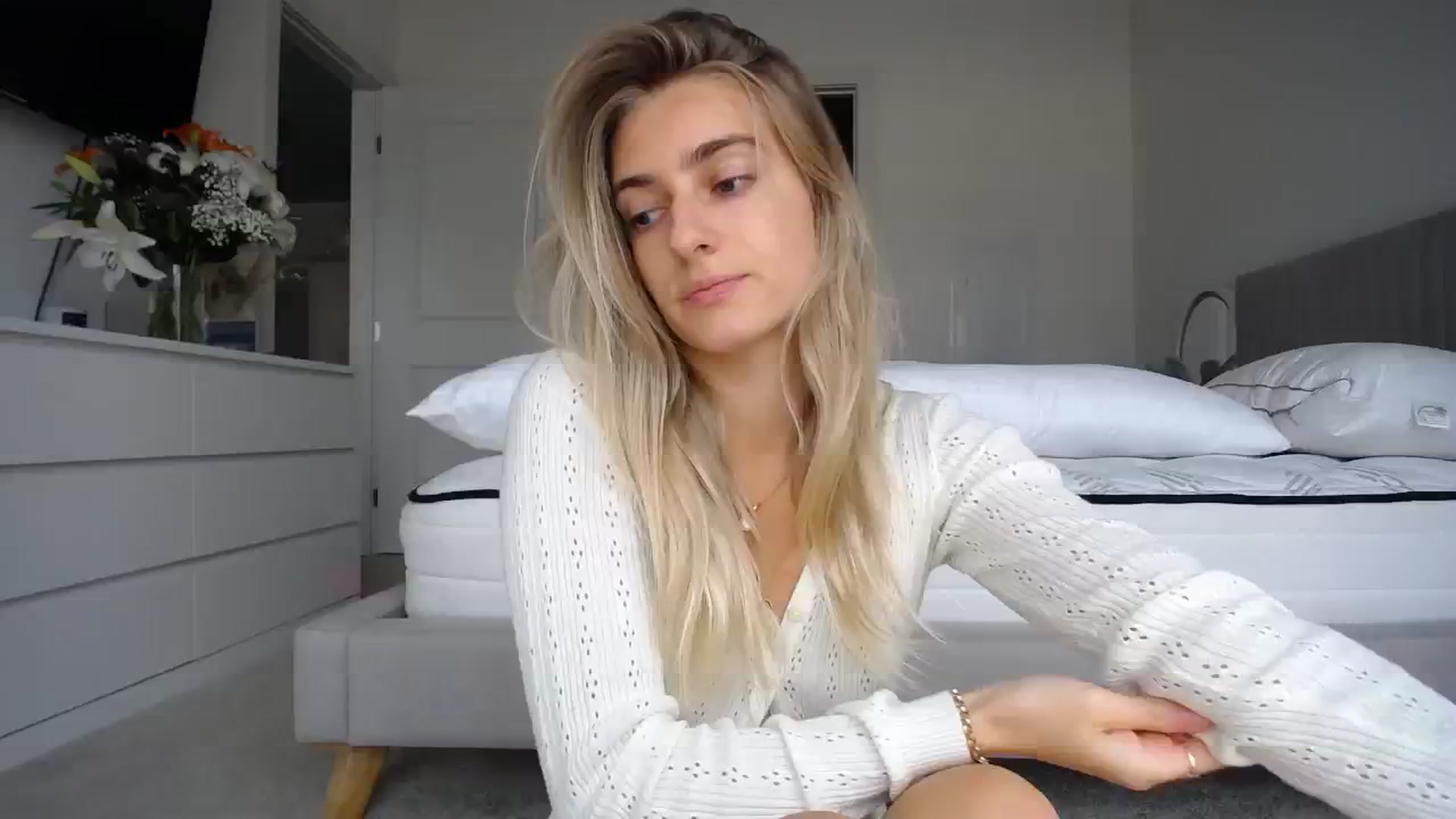 Gallery image thumbnail from Vodka_Queen's myfreecams stream on, 01/17/2024, 23:22 image 9 of 20