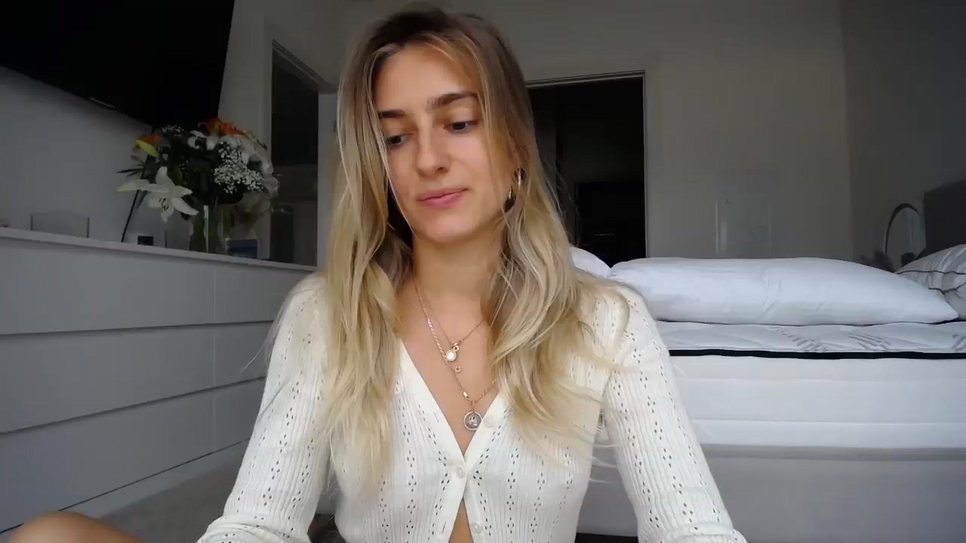 Gallery image thumbnail from Vodka_Queen's myfreecams stream on, 01/17/2024, 23:22 image 17 of 20
