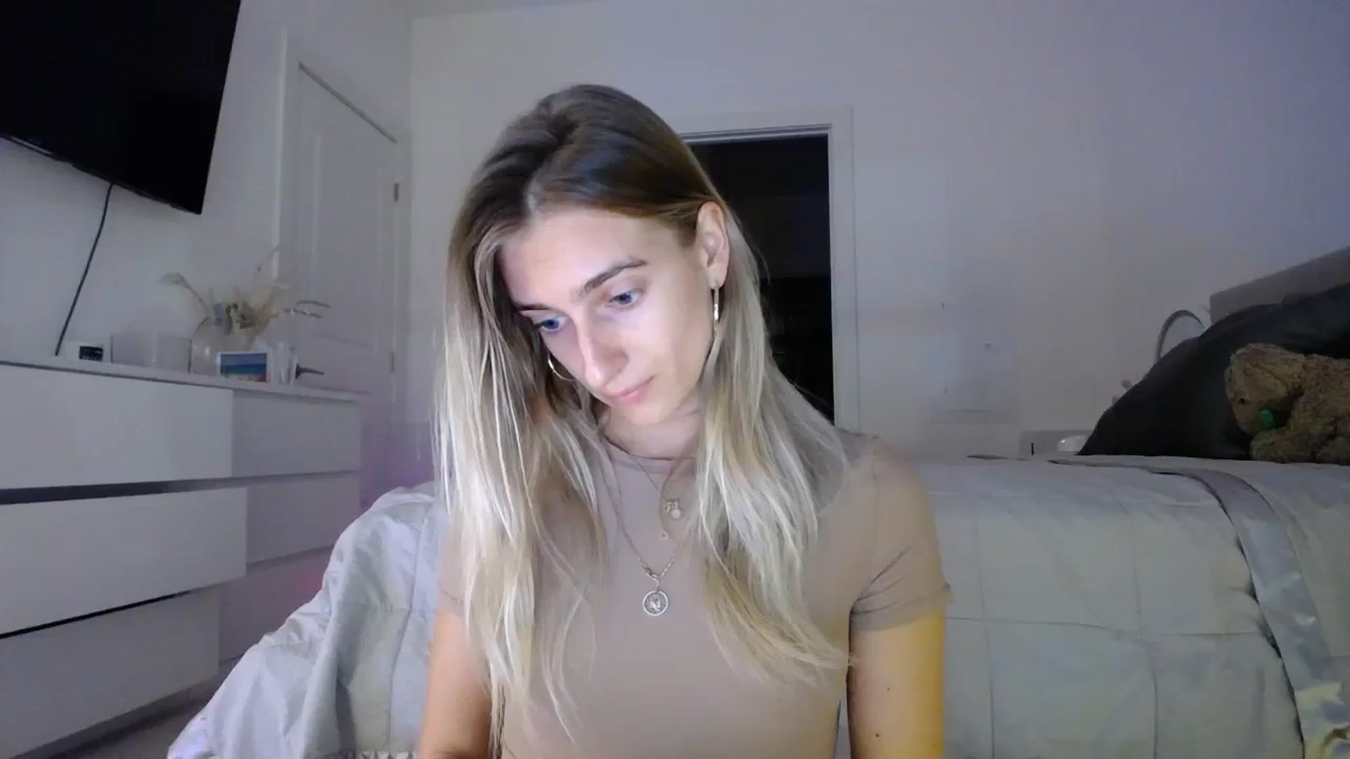 Gallery image thumbnail from Vodka_Queen's myfreecams stream on, 01/21/2024, 01:58 image 2 of 20