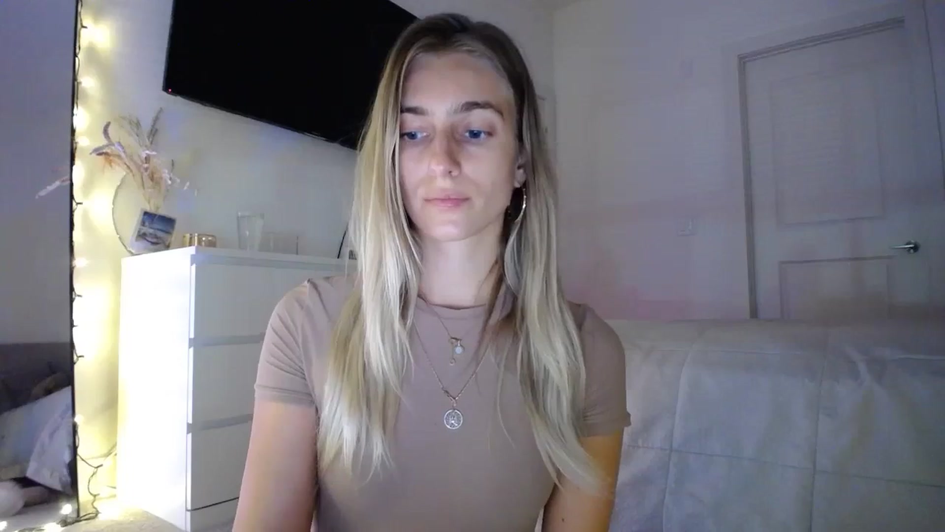 Gallery image thumbnail from Vodka_Queen's myfreecams stream on, 01/21/2024, 01:58 image 4 of 20