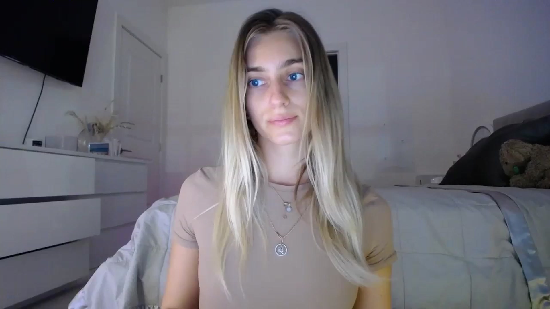 Gallery image thumbnail from Vodka_Queen's myfreecams stream on, 01/21/2024, 01:58 image 1 of 20
