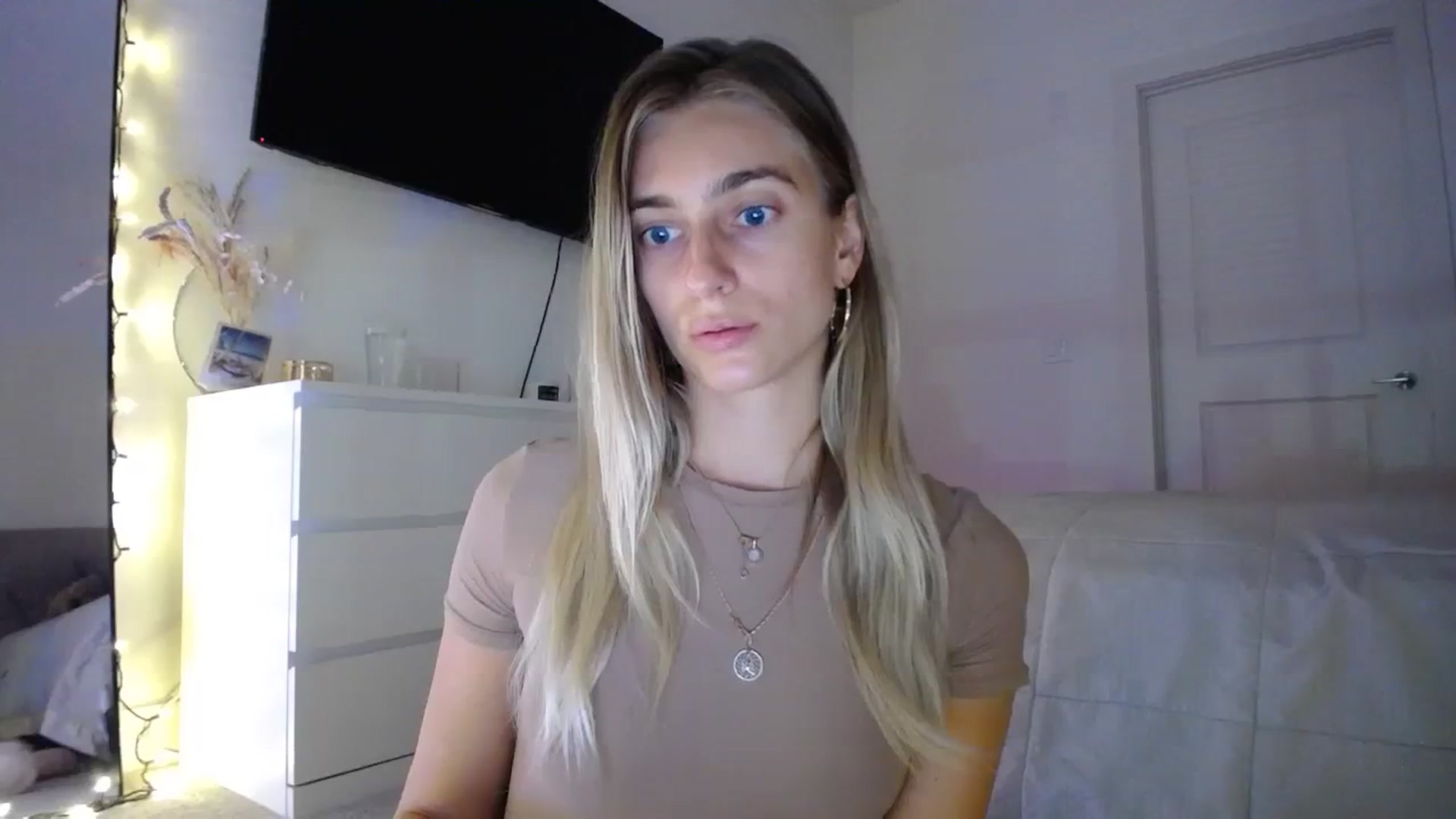 Gallery image thumbnail from Vodka_Queen's myfreecams stream on, 01/21/2024, 01:58 image 5 of 20