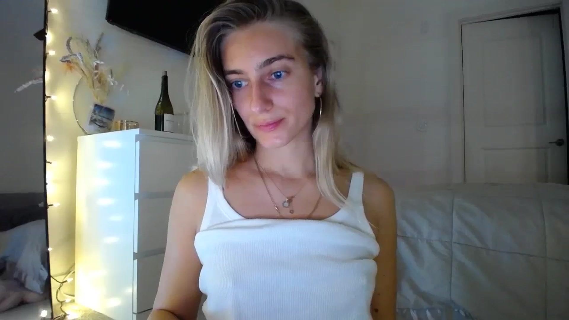Gallery image thumbnail from Vodka_Queen's myfreecams stream on, 01/25/2024, 04:07 image 4 of 20