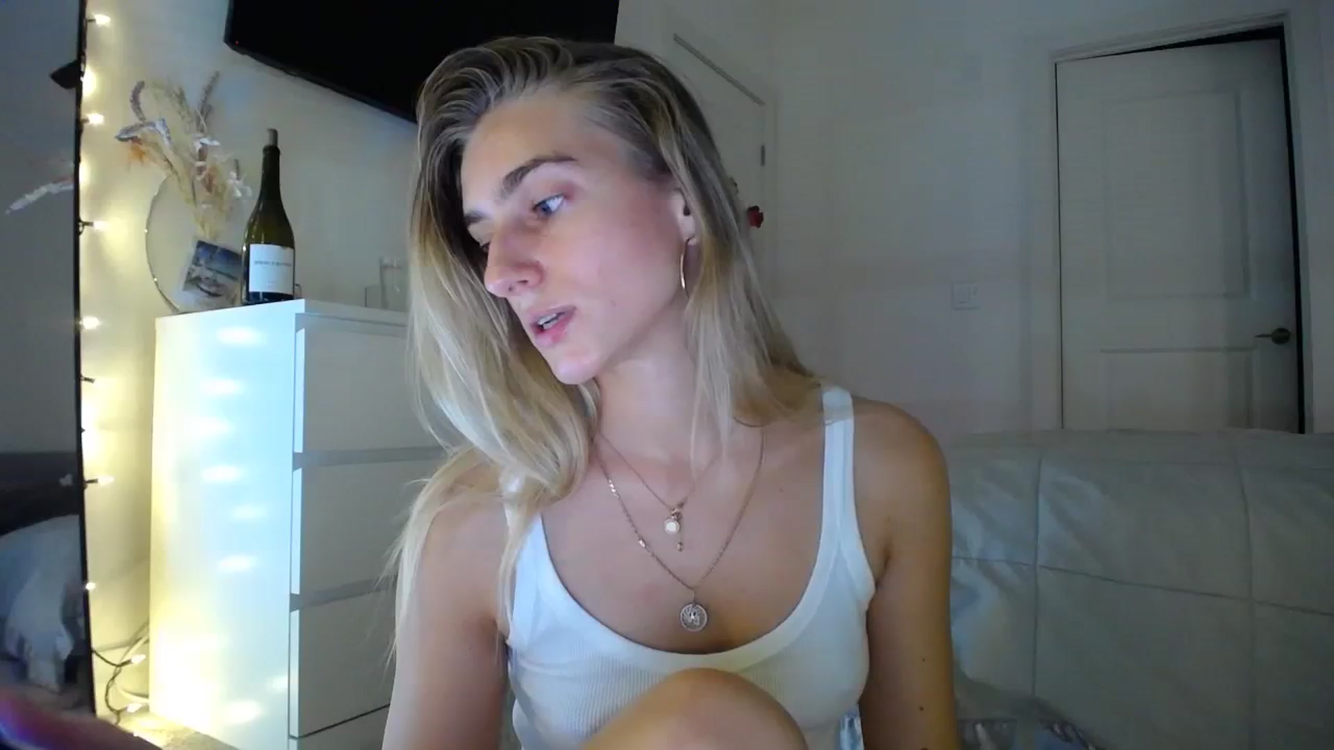 Gallery image thumbnail from Vodka_Queen's myfreecams stream on, 01/25/2024, 04:07 image 8 of 20