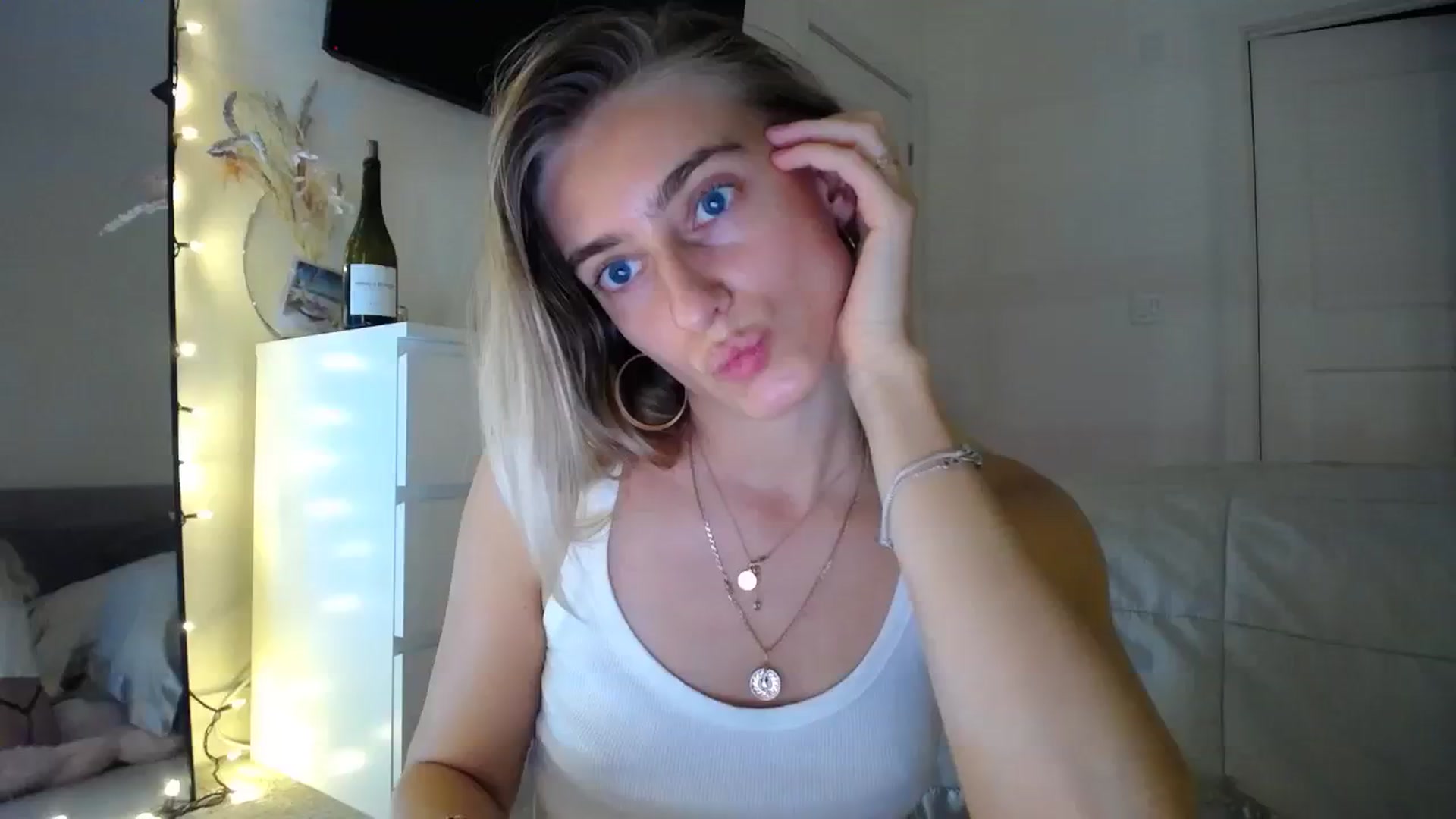 Gallery image thumbnail from Vodka_Queen's myfreecams stream on, 01/25/2024, 04:07 image 17 of 20