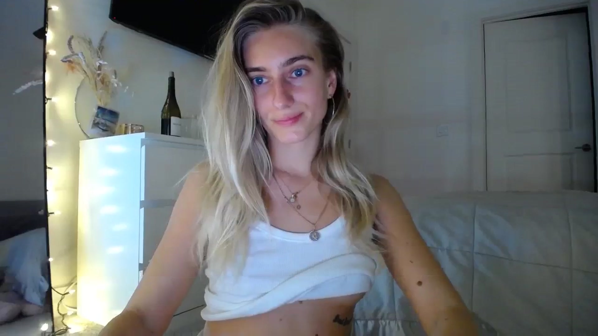 Gallery image thumbnail from Vodka_Queen's myfreecams stream on, 01/25/2024, 04:07 image 2 of 20