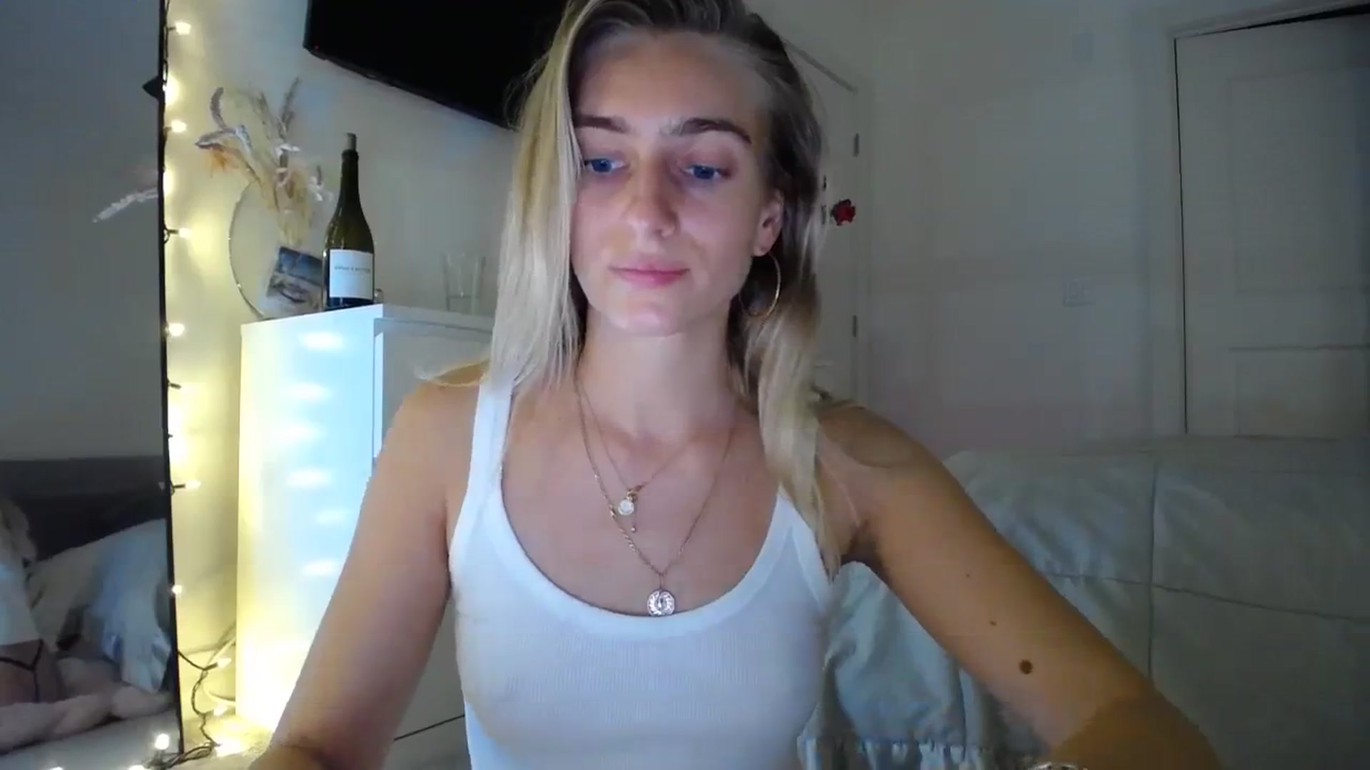 Gallery image thumbnail from Vodka_Queen's myfreecams stream on, 01/25/2024, 04:07 image 16 of 20