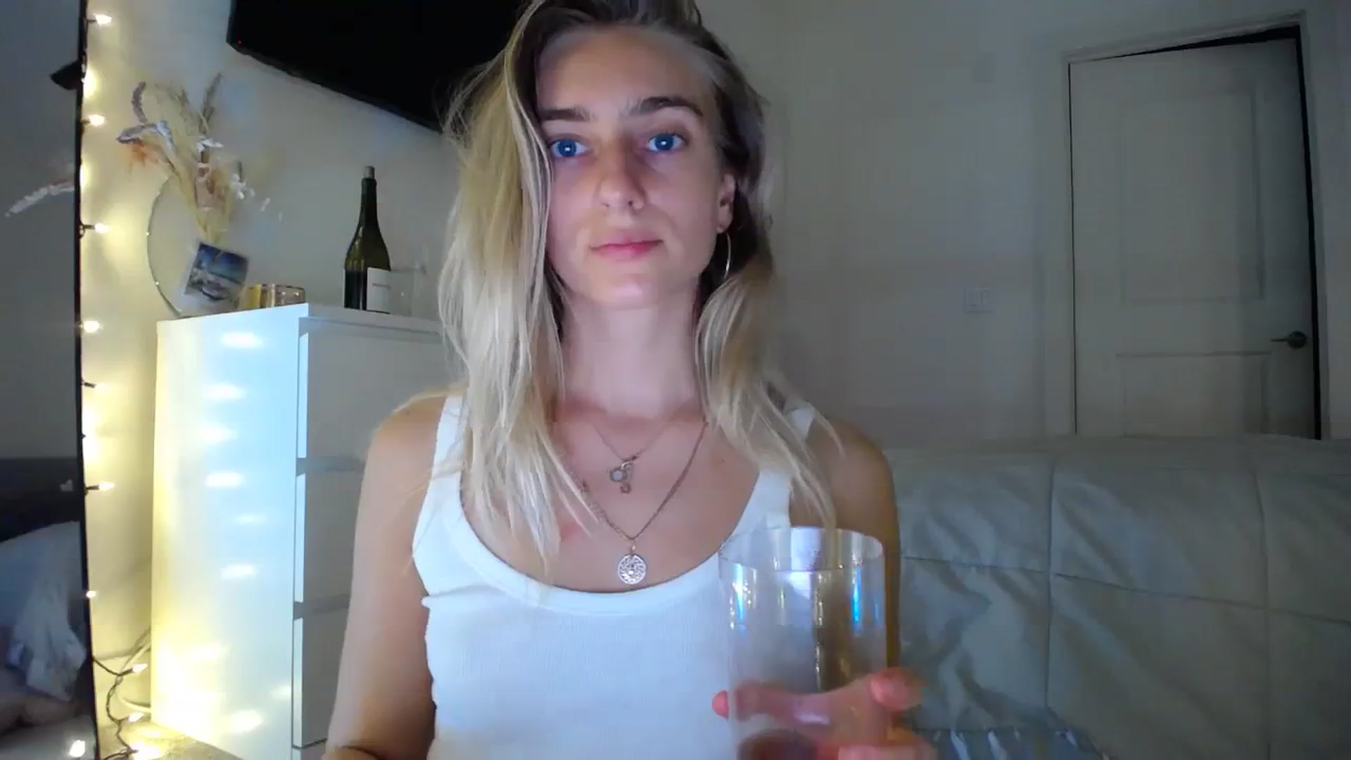 Gallery image thumbnail from Vodka_Queen's myfreecams stream on, 01/25/2024, 04:07 image 7 of 20