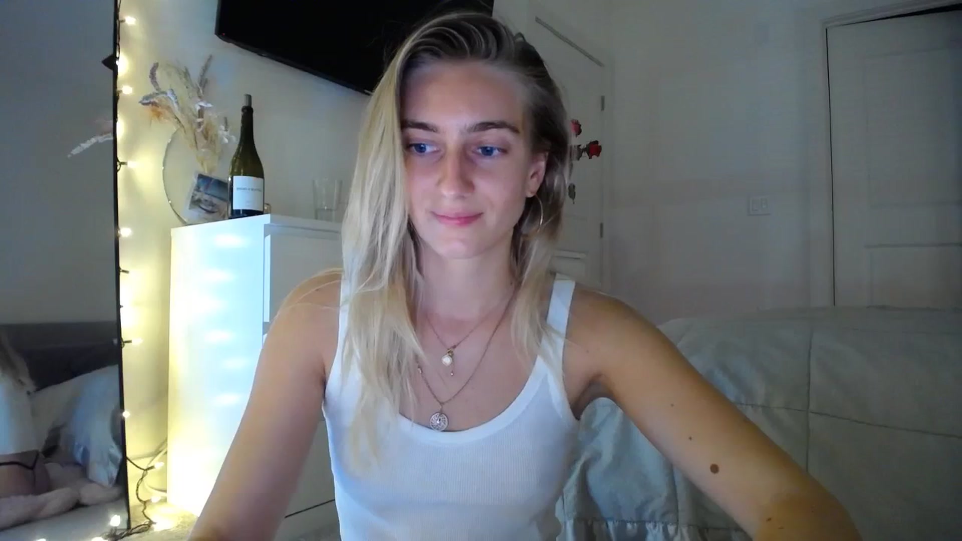 Gallery image thumbnail from Vodka_Queen's myfreecams stream on, 01/25/2024, 04:07 image 15 of 20