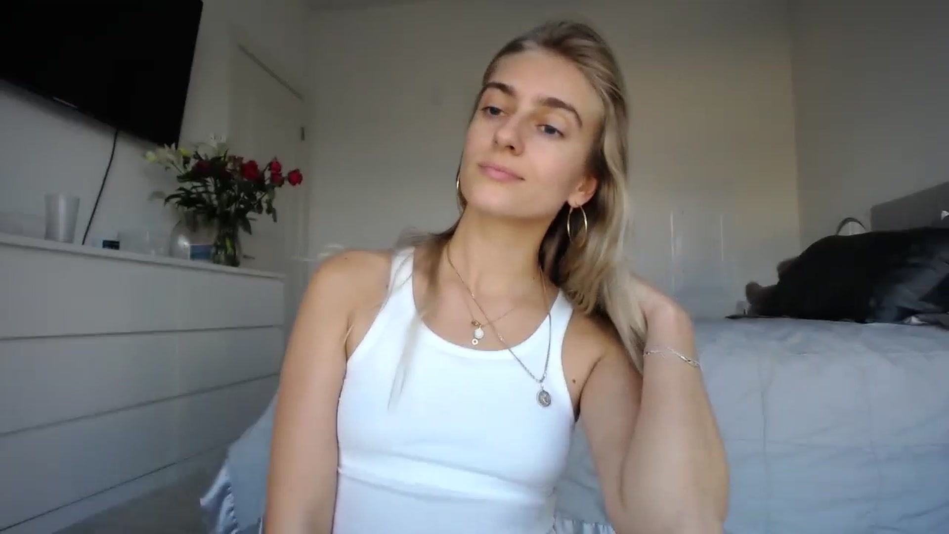Gallery image thumbnail from Vodka_Queen's myfreecams stream on, 01/26/2024, 24:34 image 17 of 20
