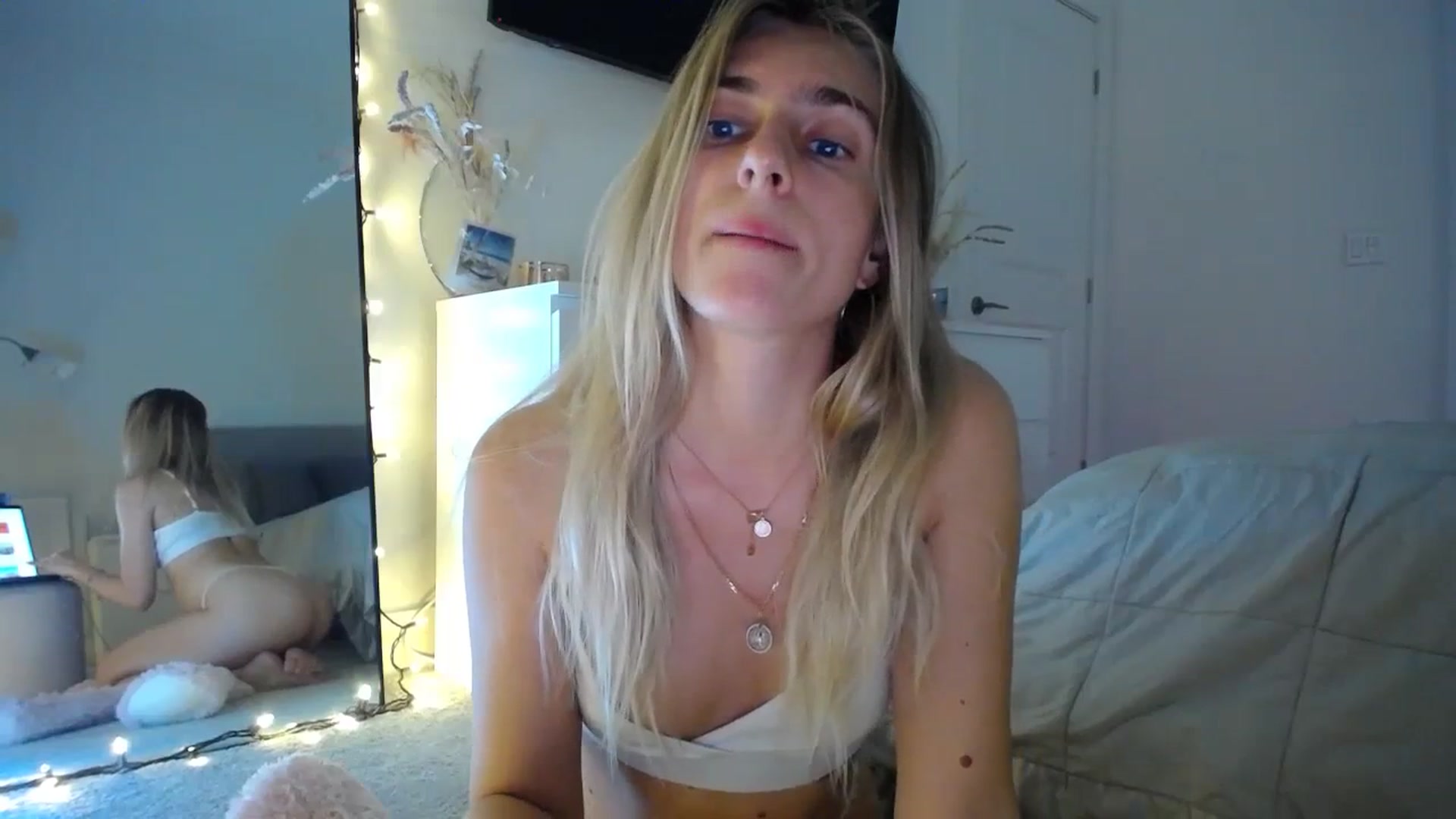 Gallery image thumbnail from Vodka_Queen's myfreecams stream on, 02/01/2024, 06:40 image 19 of 20