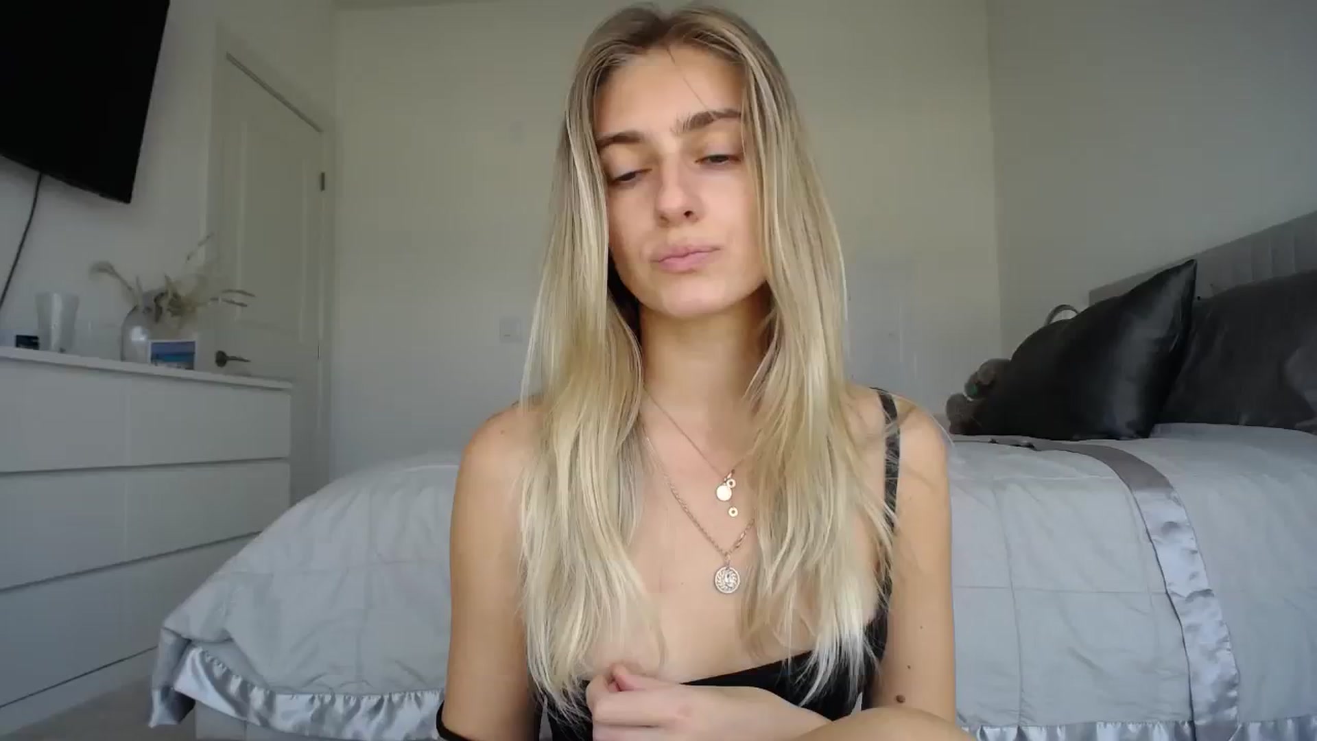 Gallery image thumbnail from Vodka_Queen's myfreecams stream on, 02/02/2024, 24:01 image 18 of 20