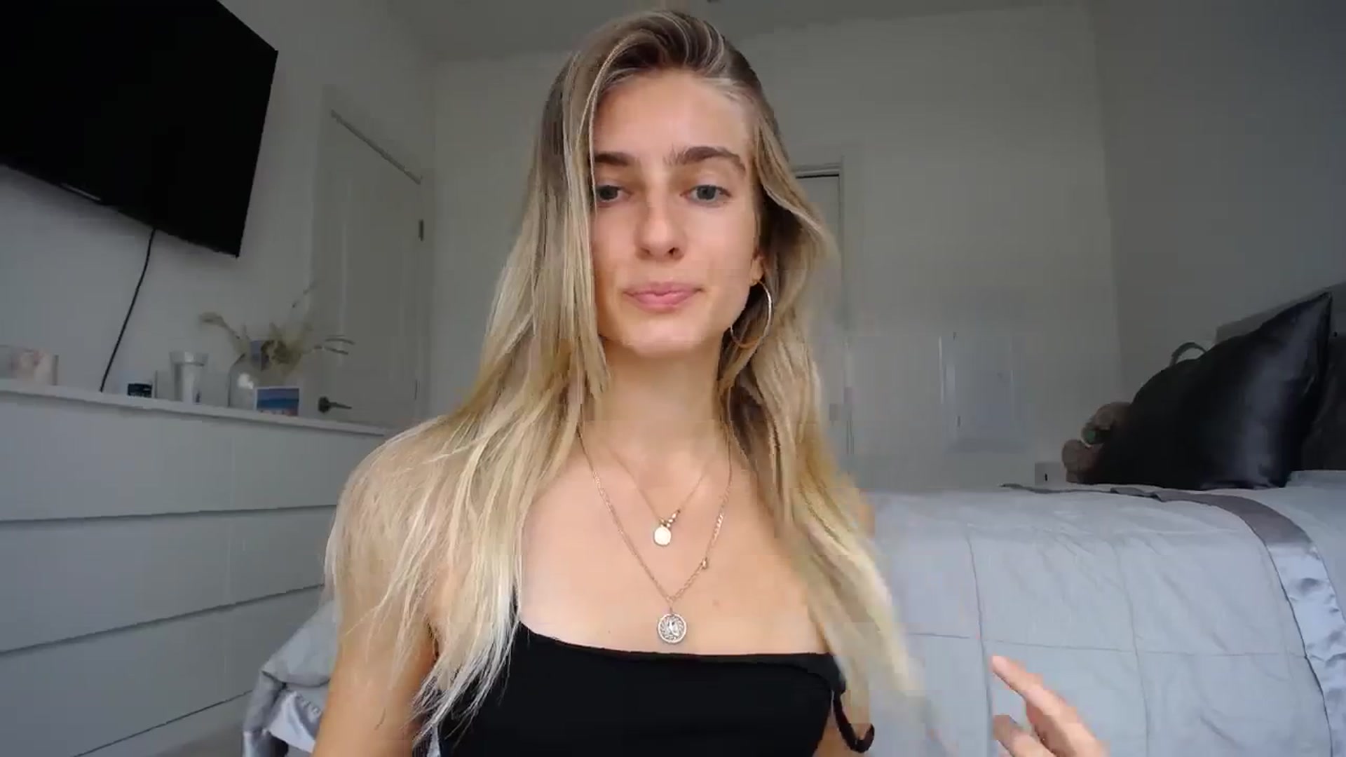 Gallery image thumbnail from Vodka_Queen's myfreecams stream on, 02/02/2024, 24:01 image 3 of 20