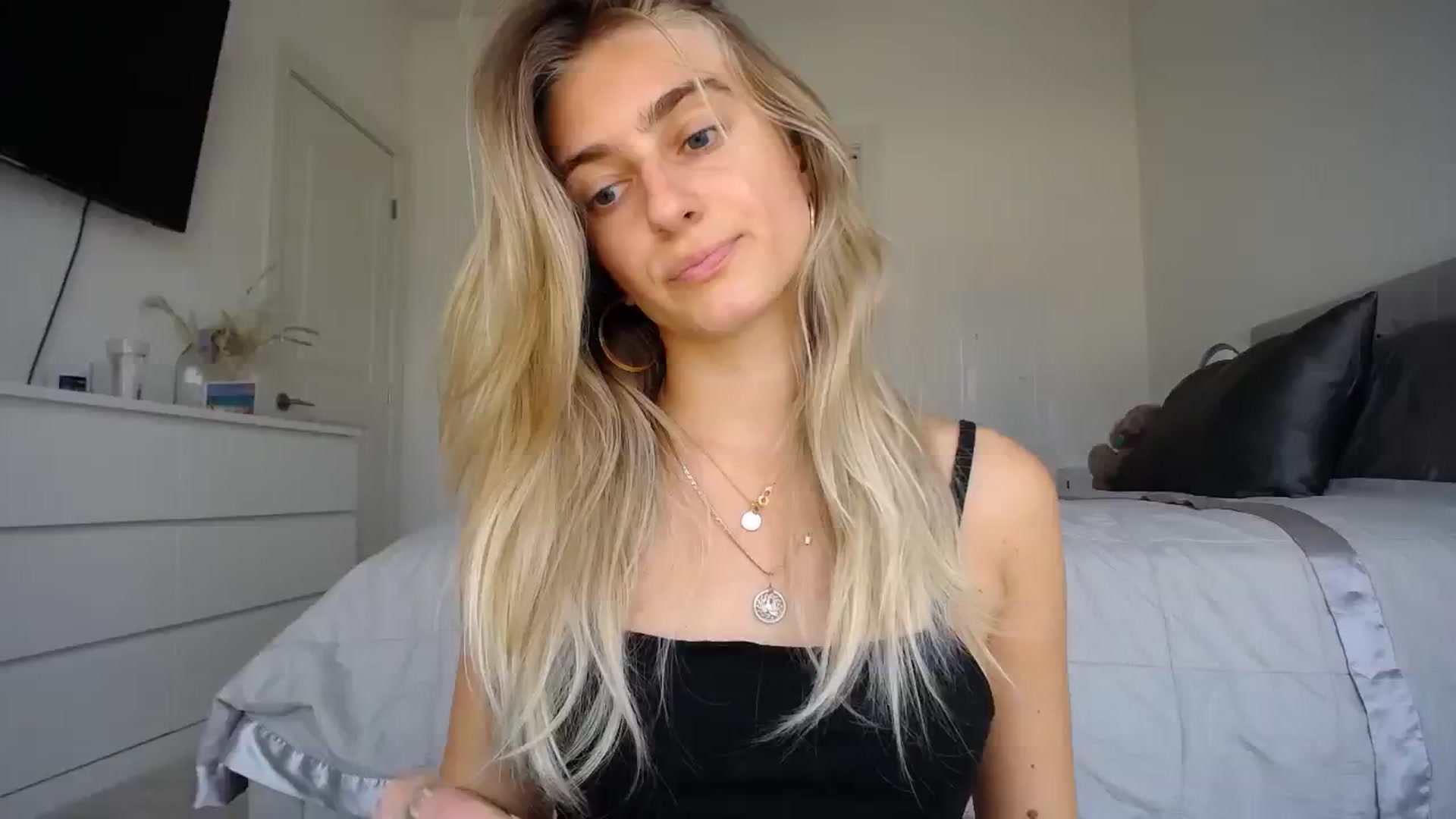Gallery image thumbnail from Vodka_Queen's myfreecams stream on, 02/02/2024, 24:01 image 8 of 20
