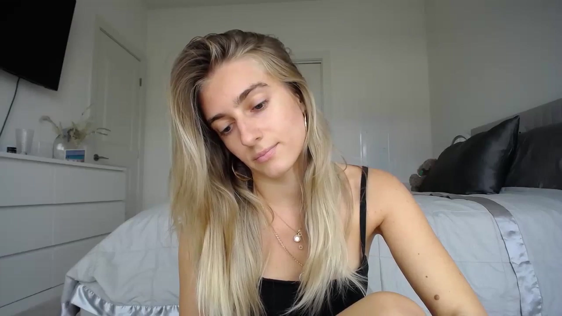 Gallery image thumbnail from Vodka_Queen's myfreecams stream on, 02/02/2024, 24:01 image 13 of 20