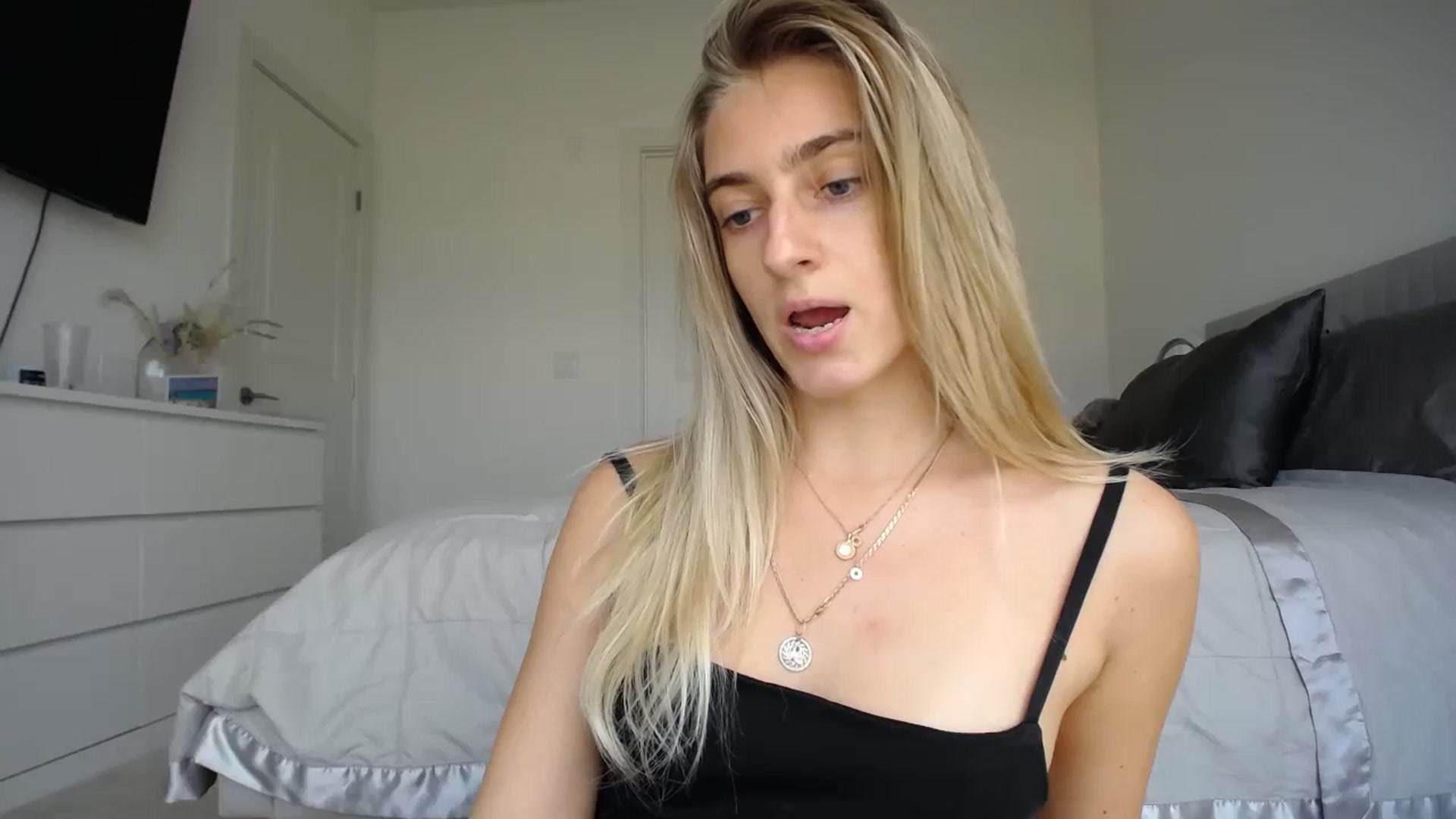 Gallery image thumbnail from Vodka_Queen's myfreecams stream on, 02/02/2024, 24:01 image 17 of 20