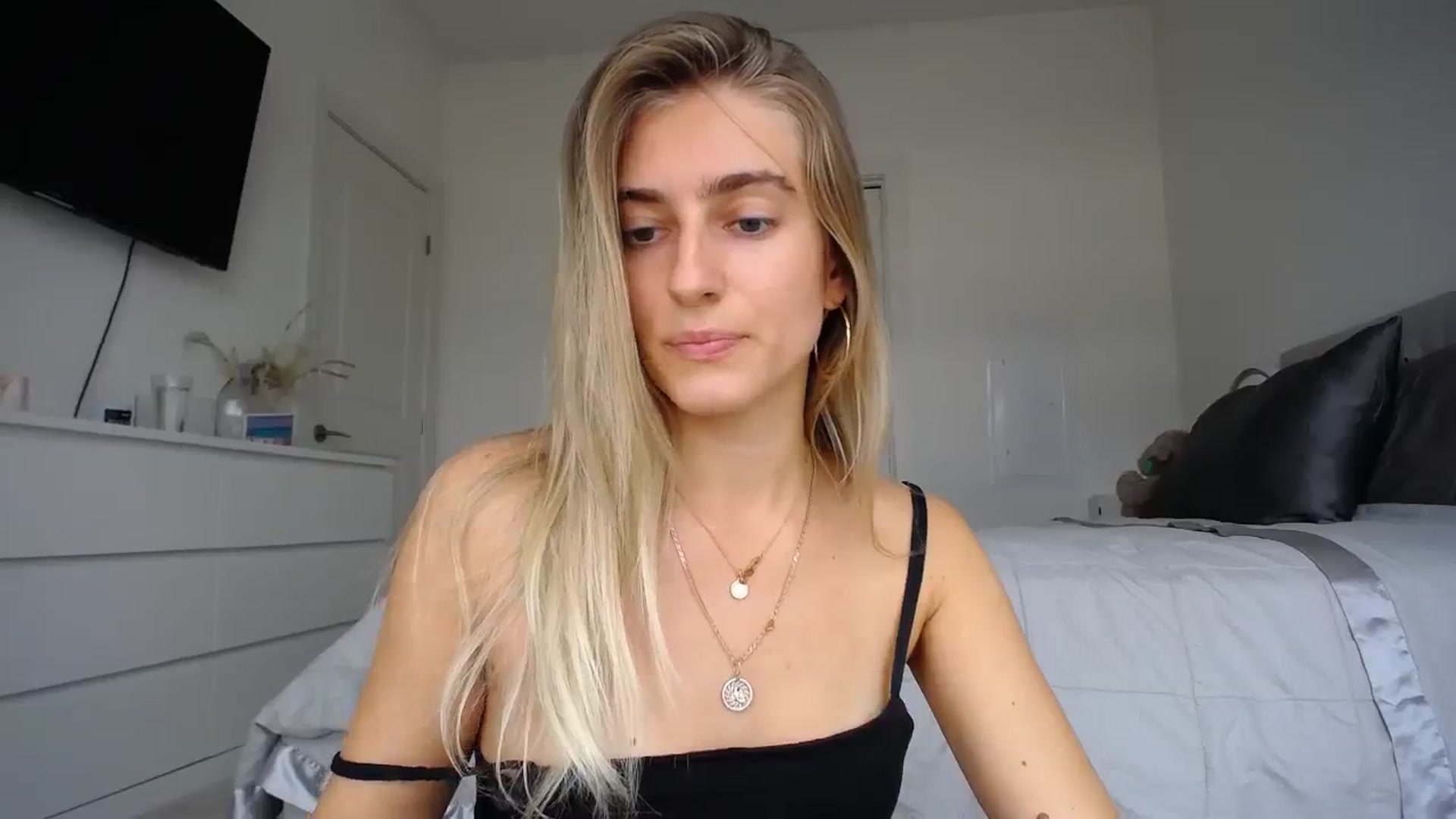 Gallery image thumbnail from Vodka_Queen's myfreecams stream on, 02/02/2024, 24:01 image 4 of 20