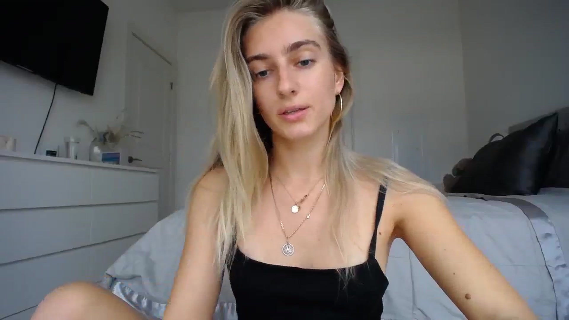 Gallery image thumbnail from Vodka_Queen's myfreecams stream on, 02/02/2024, 24:01 image 2 of 20