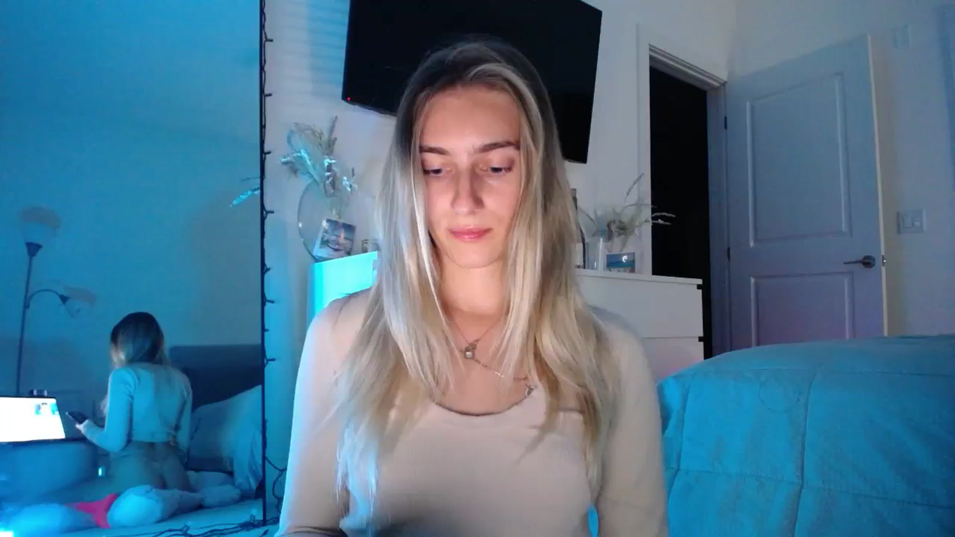 Gallery image thumbnail from Vodka_Queen's myfreecams stream on, 02/08/2024, 03:07 image 1 of 20