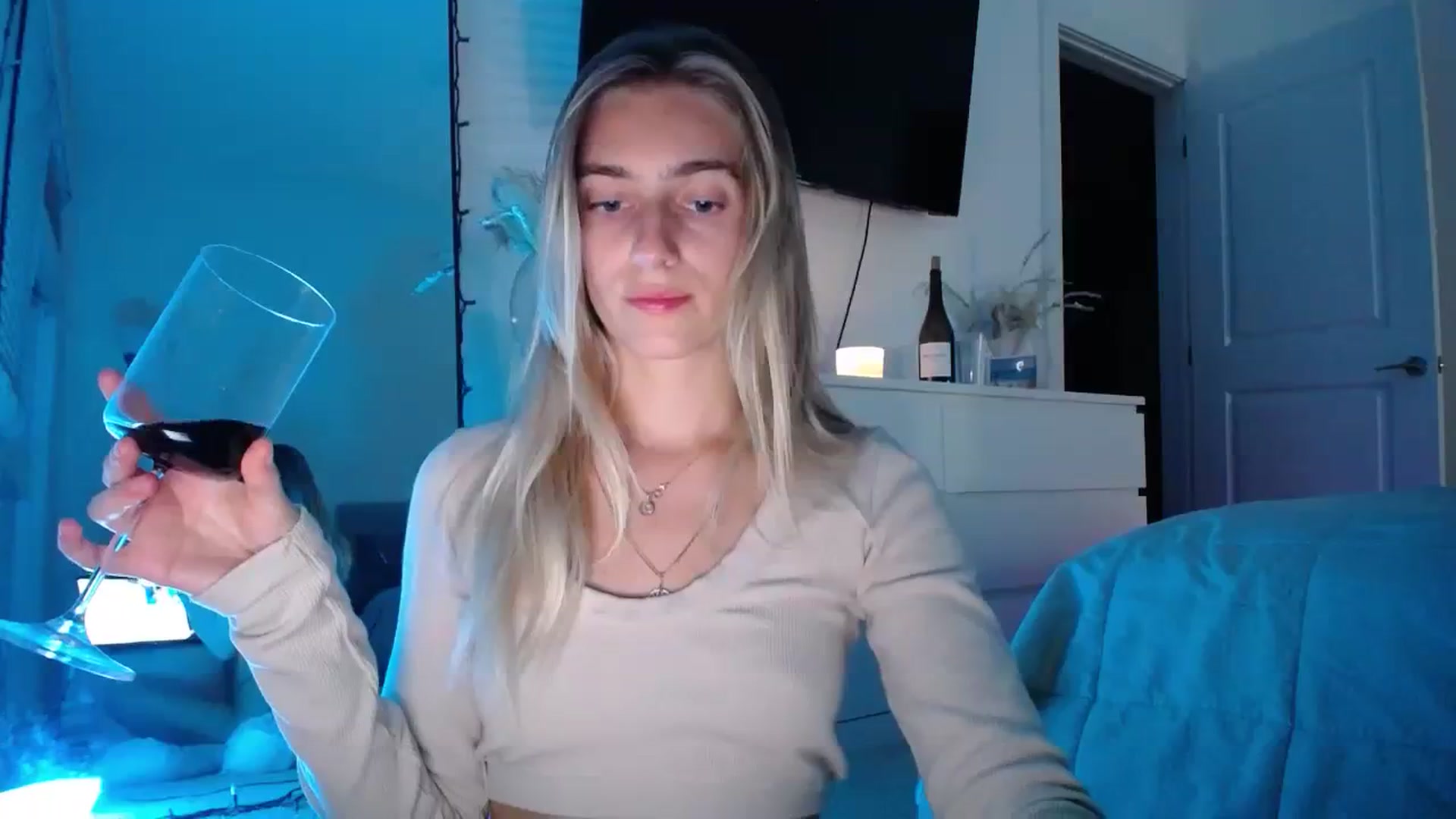 Gallery image thumbnail from Vodka_Queen's myfreecams stream on, 02/08/2024, 03:07 image 16 of 20