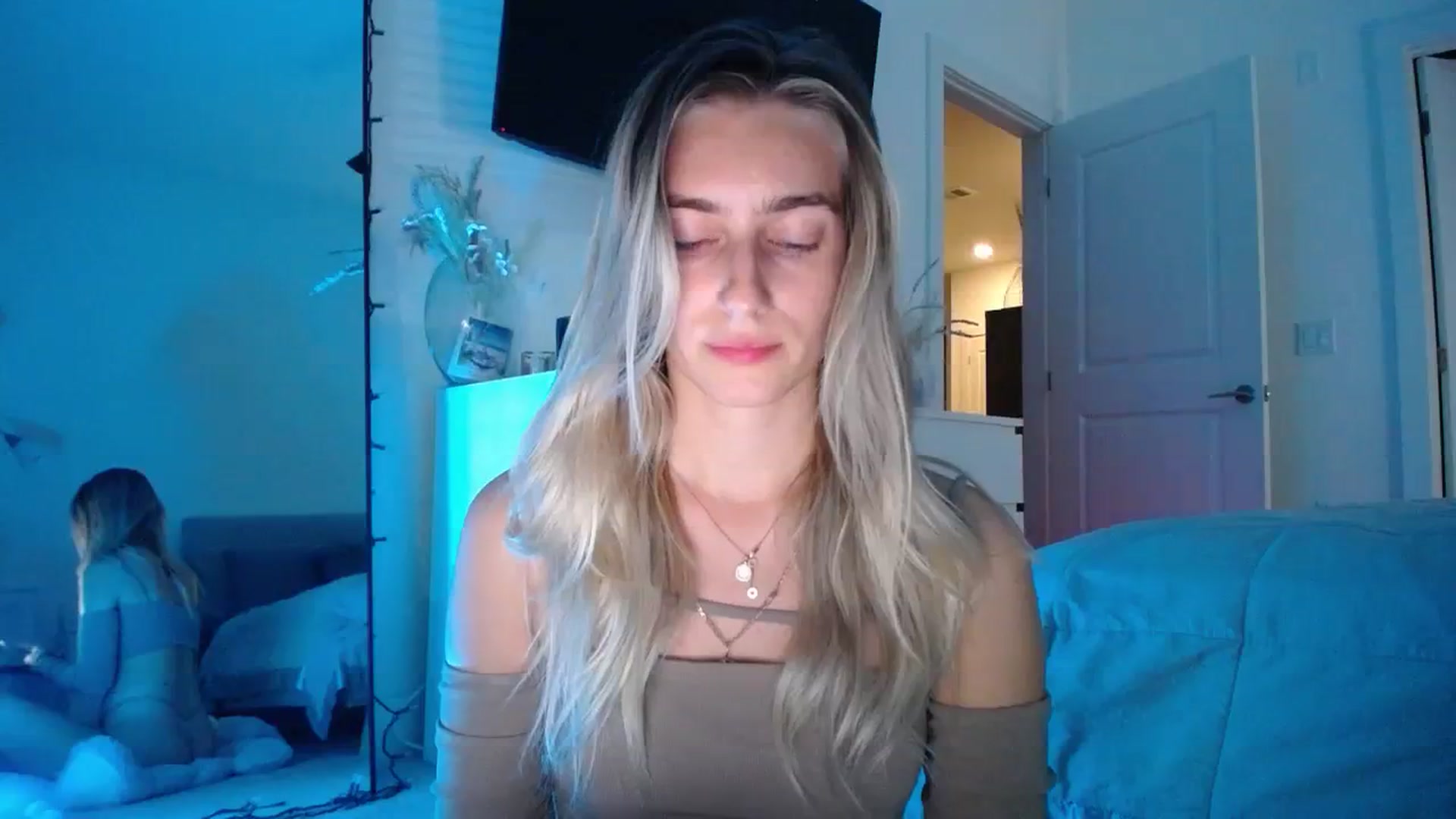 Gallery image thumbnail from Vodka_Queen's myfreecams stream on, 02/09/2024, 07:07 image 12 of 20