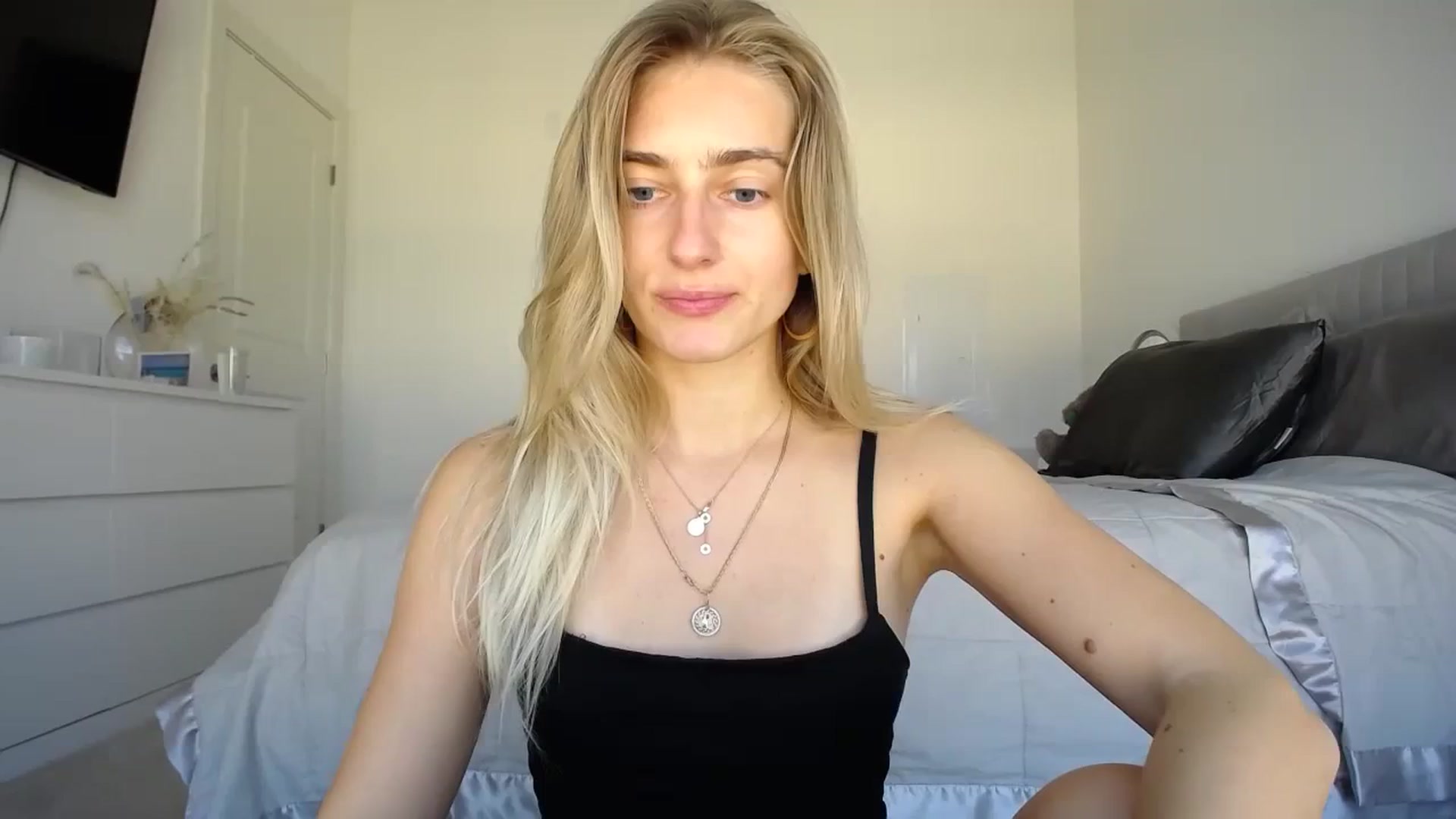 Gallery image thumbnail from Vodka_Queen's myfreecams stream on, 02/10/2024, 21:25 image 1 of 20
