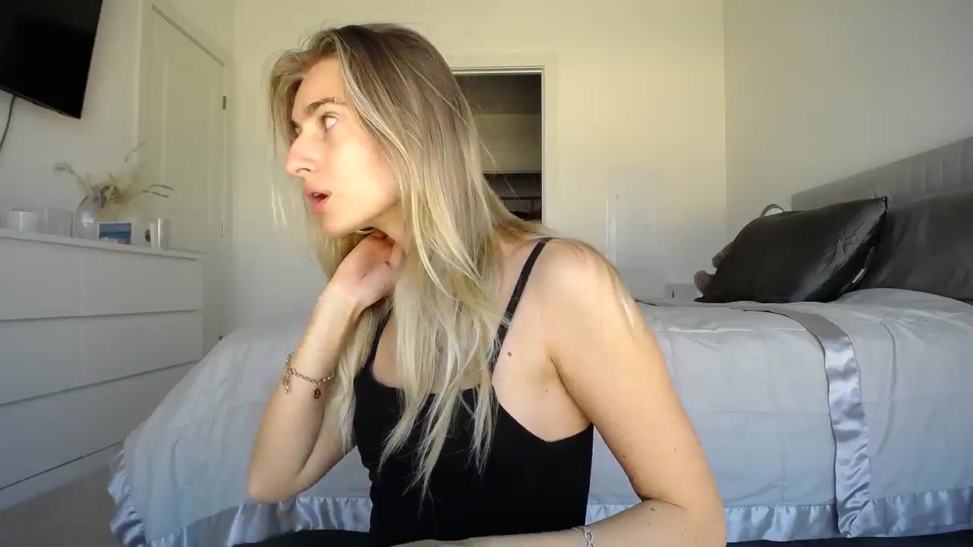 Gallery image thumbnail from Vodka_Queen's myfreecams stream on, 02/10/2024, 21:25 image 10 of 20