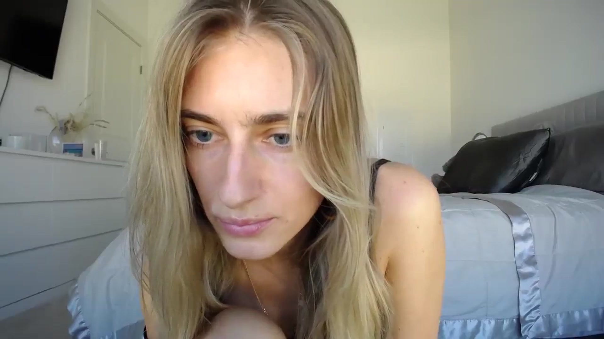 Gallery image thumbnail from Vodka_Queen's myfreecams stream on, 02/10/2024, 21:25 image 15 of 20