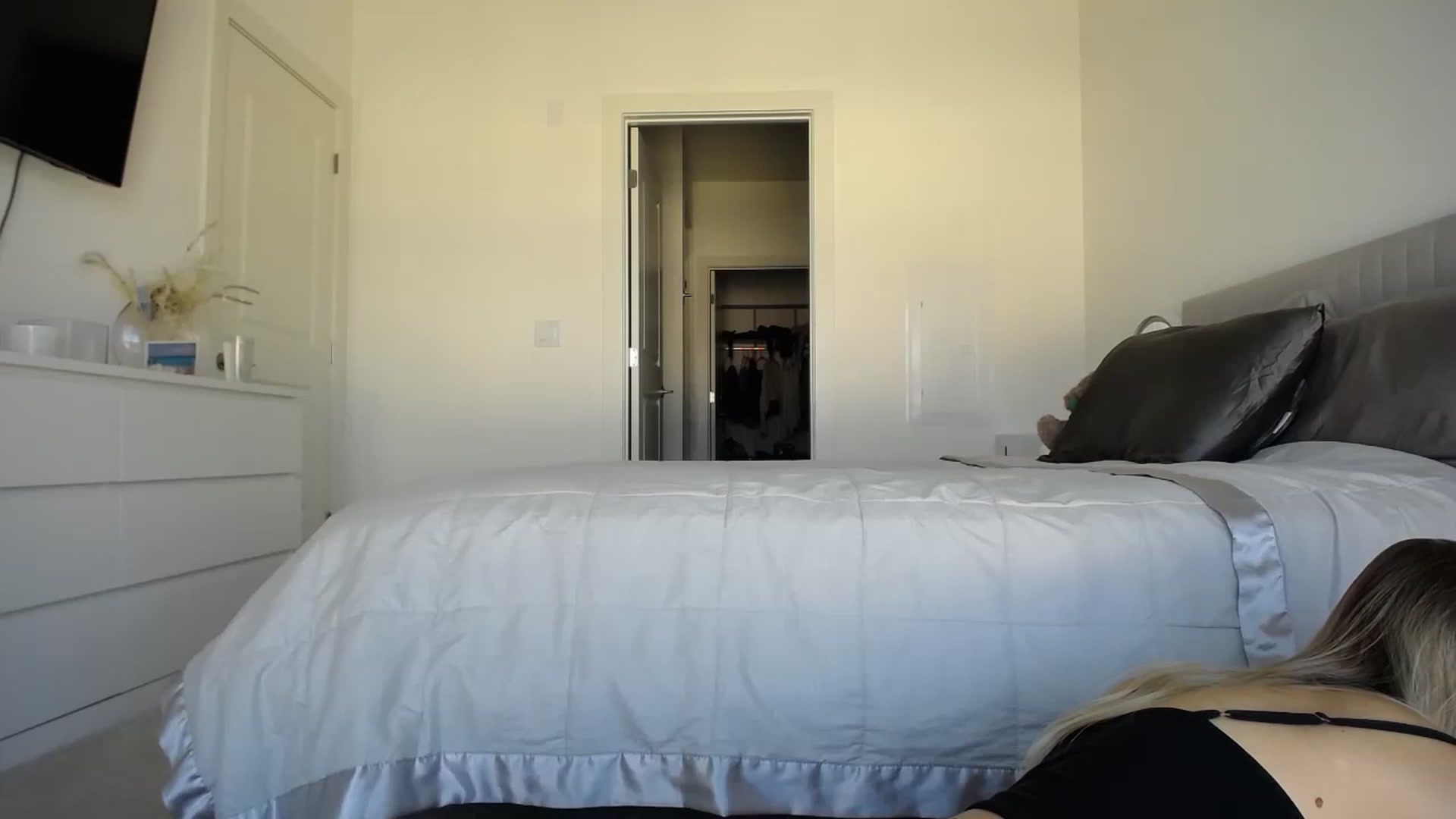 Gallery image thumbnail from Vodka_Queen's myfreecams stream on, 02/10/2024, 21:25 image 13 of 20