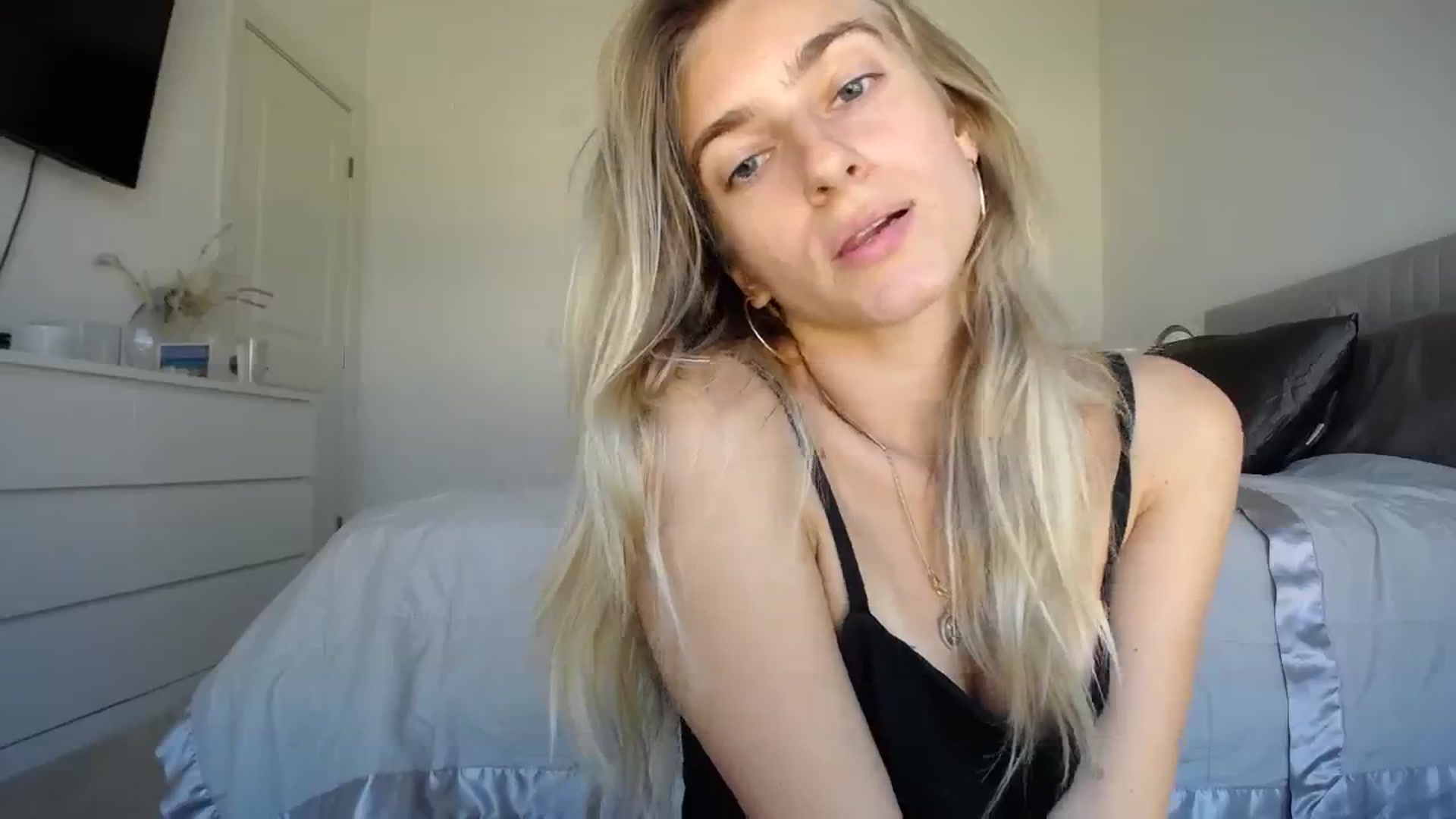 Gallery image thumbnail from Vodka_Queen's myfreecams stream on, 02/10/2024, 23:38 image 11 of 20