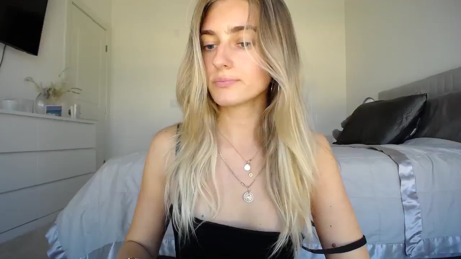 Gallery image thumbnail from Vodka_Queen's myfreecams stream on, 02/10/2024, 23:38 image 5 of 20