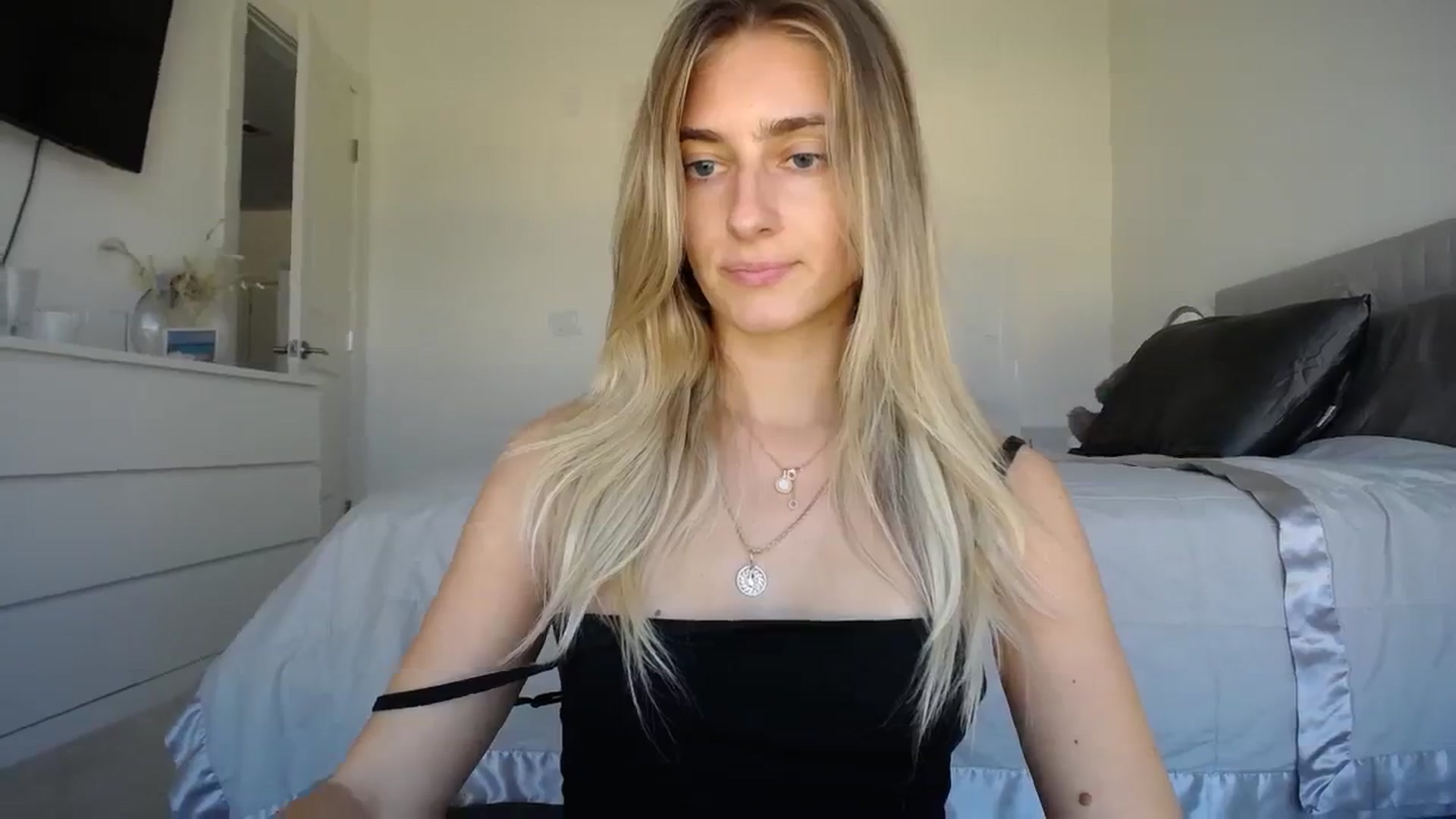 Gallery image thumbnail from Vodka_Queen's myfreecams stream on, 02/10/2024, 23:38 image 16 of 20