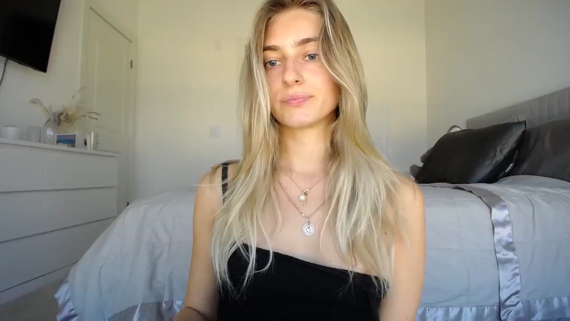Gallery image thumbnail from Vodka_Queen's myfreecams stream on, 02/10/2024, 23:38 image 3 of 20