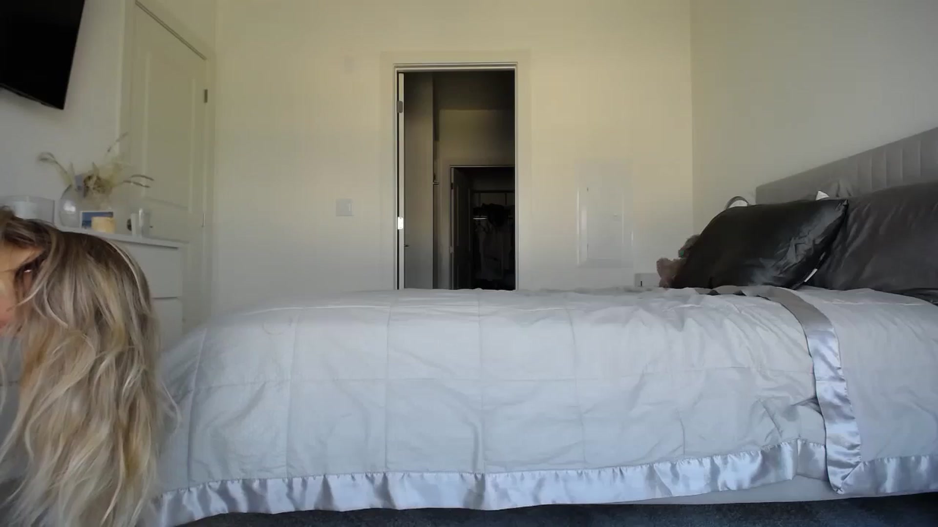 Gallery image thumbnail from Vodka_Queen's myfreecams stream on, 02/14/2024, 23:48 image 9 of 20