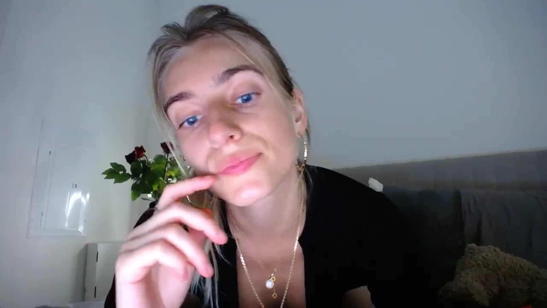 Gallery image thumbnail from Vodka_Queen's myfreecams stream on, 02/18/2024, 08:36 image 15 of 20