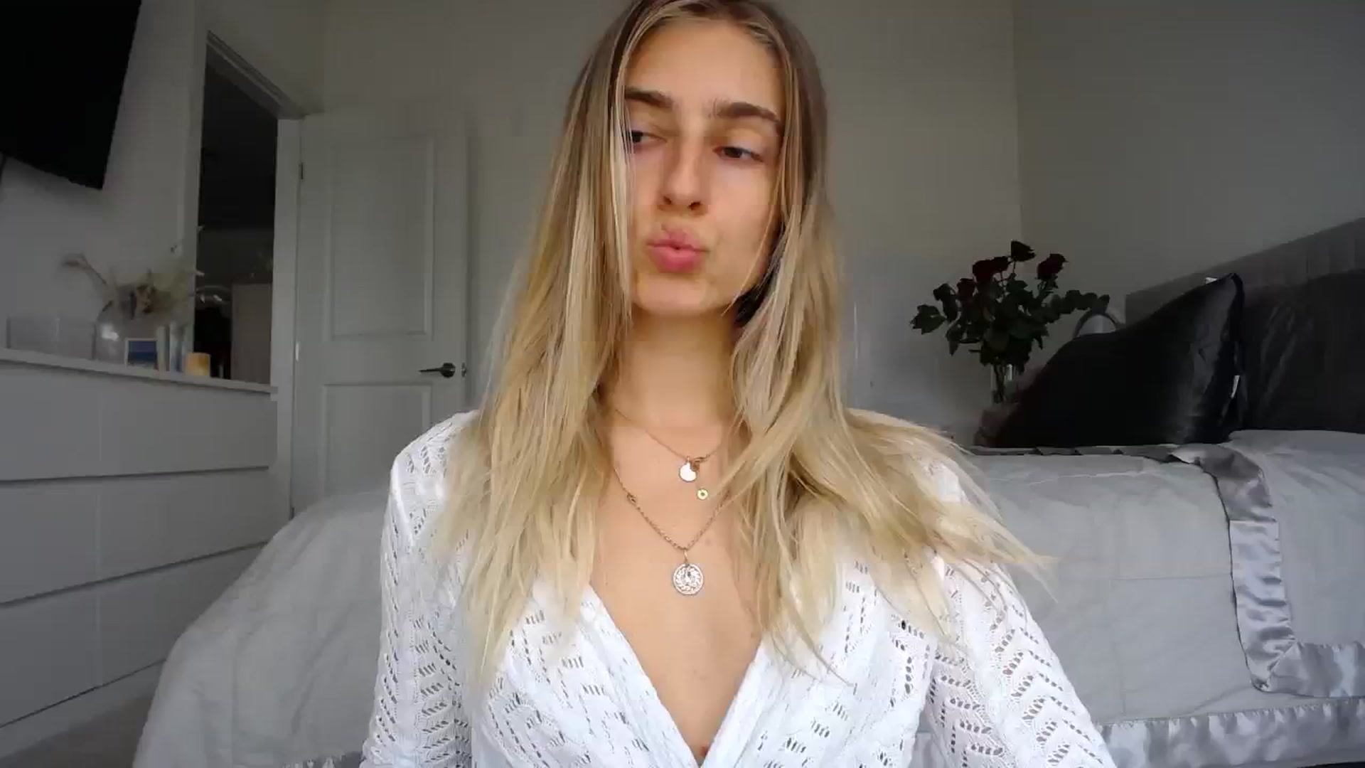 Gallery image thumbnail from Vodka_Queen's myfreecams stream on, 02/19/2024, 02:29 image 1 of 20