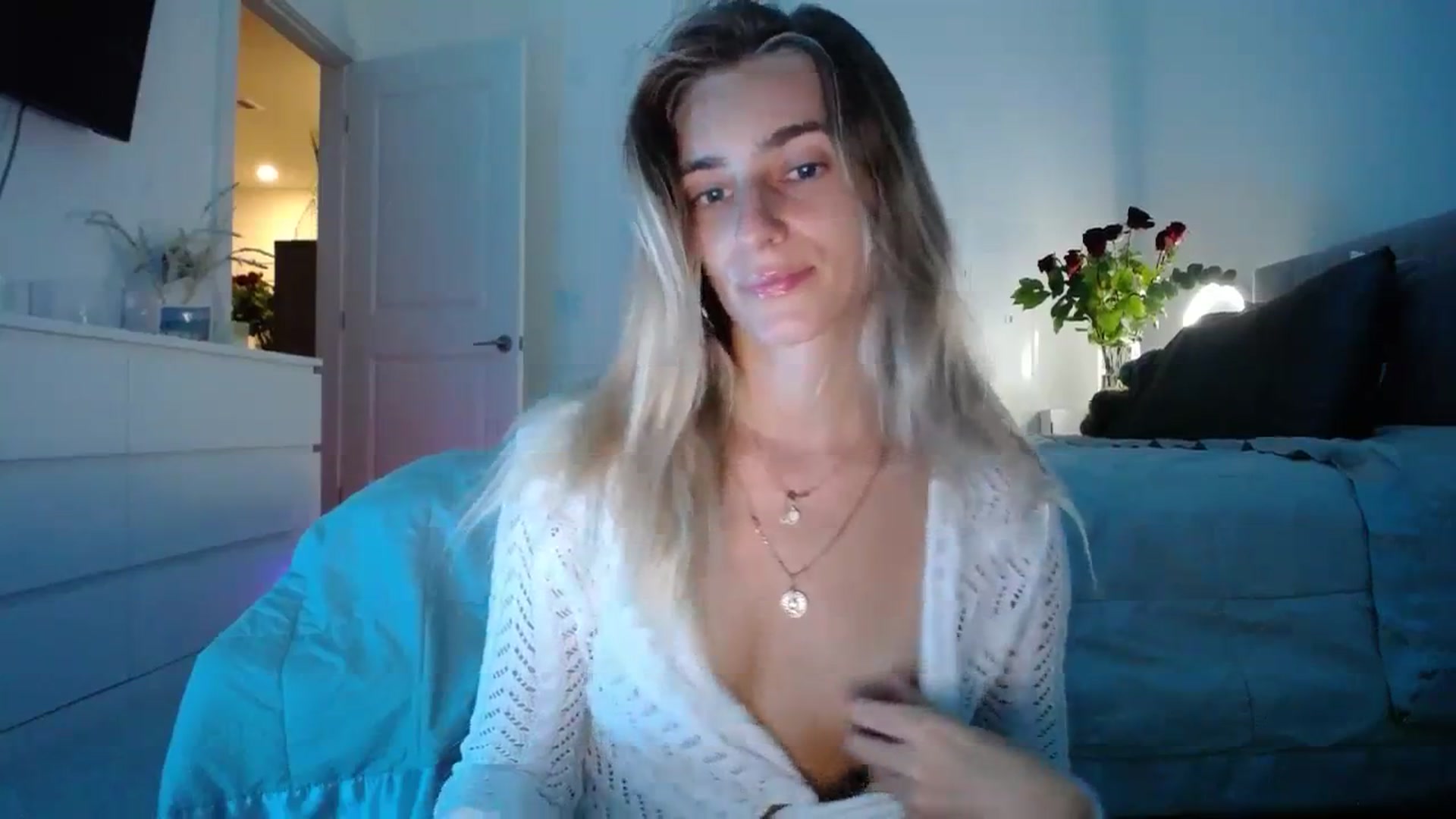 Gallery image thumbnail from Vodka_Queen's myfreecams stream on, 02/19/2024, 02:29 image 17 of 20