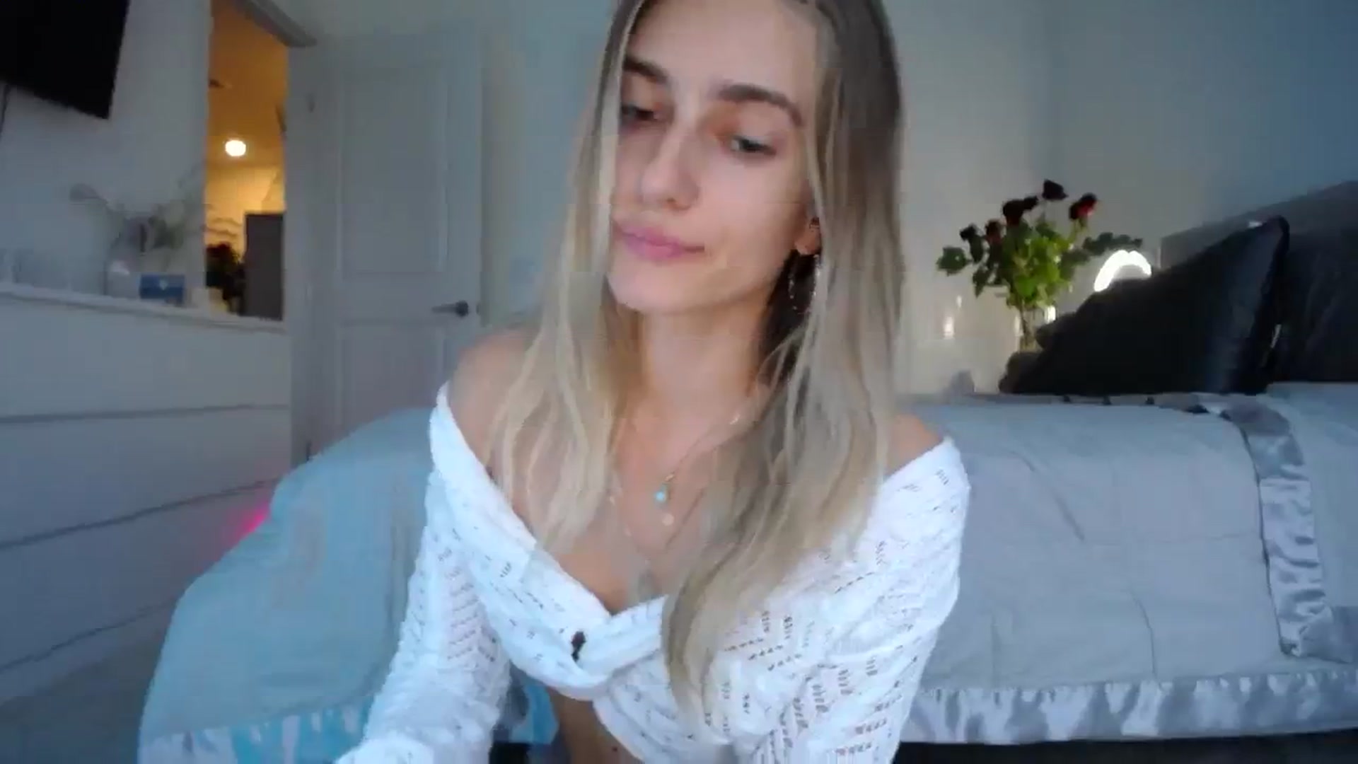 Gallery image thumbnail from Vodka_Queen's myfreecams stream on, 02/19/2024, 02:29 image 13 of 20