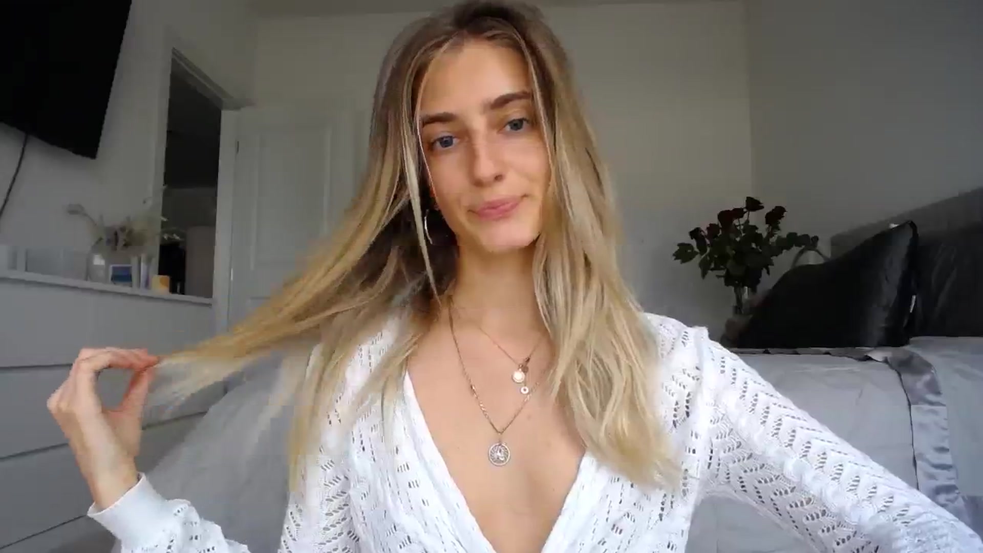 Gallery image thumbnail from Vodka_Queen's myfreecams stream on, 02/19/2024, 02:29 image 4 of 20