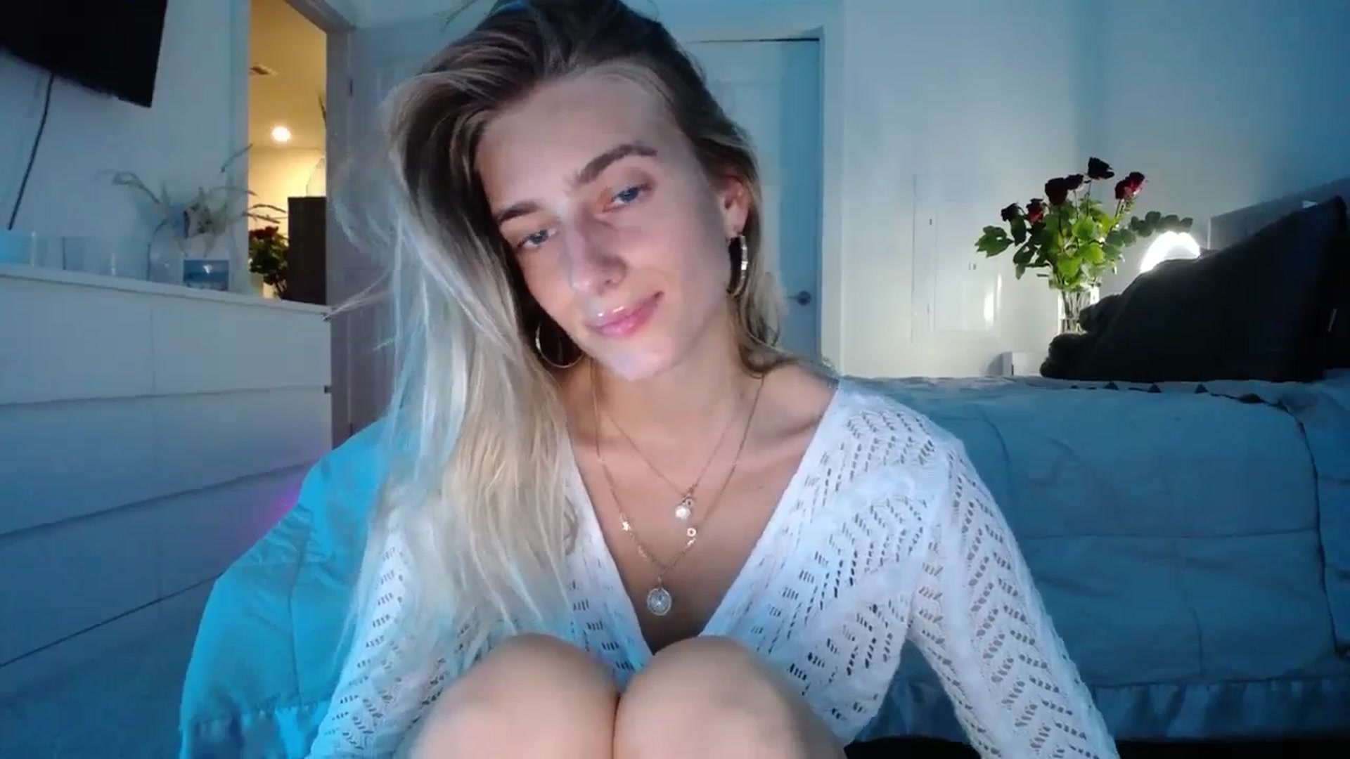 Gallery image thumbnail from Vodka_Queen's myfreecams stream on, 02/19/2024, 02:29 image 16 of 20