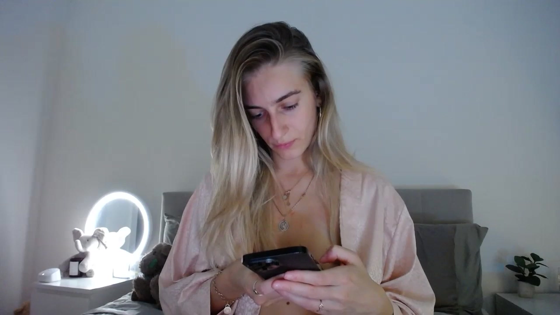 Gallery image thumbnail from Vodka_Queen's myfreecams stream on, 02/22/2024, 06:02 image 17 of 20
